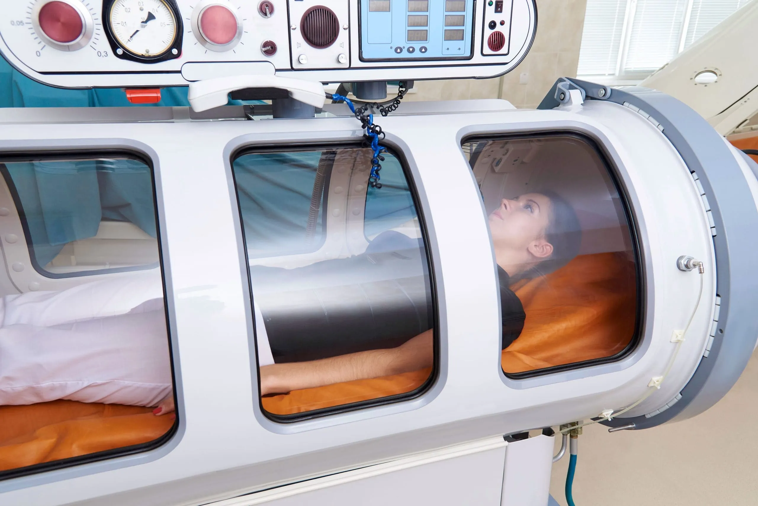 Supporting a UAE Healthcare Institution in HOT Facility Launch and Service Expansion. hyperbaric-chamber-with-patient-1-scaled