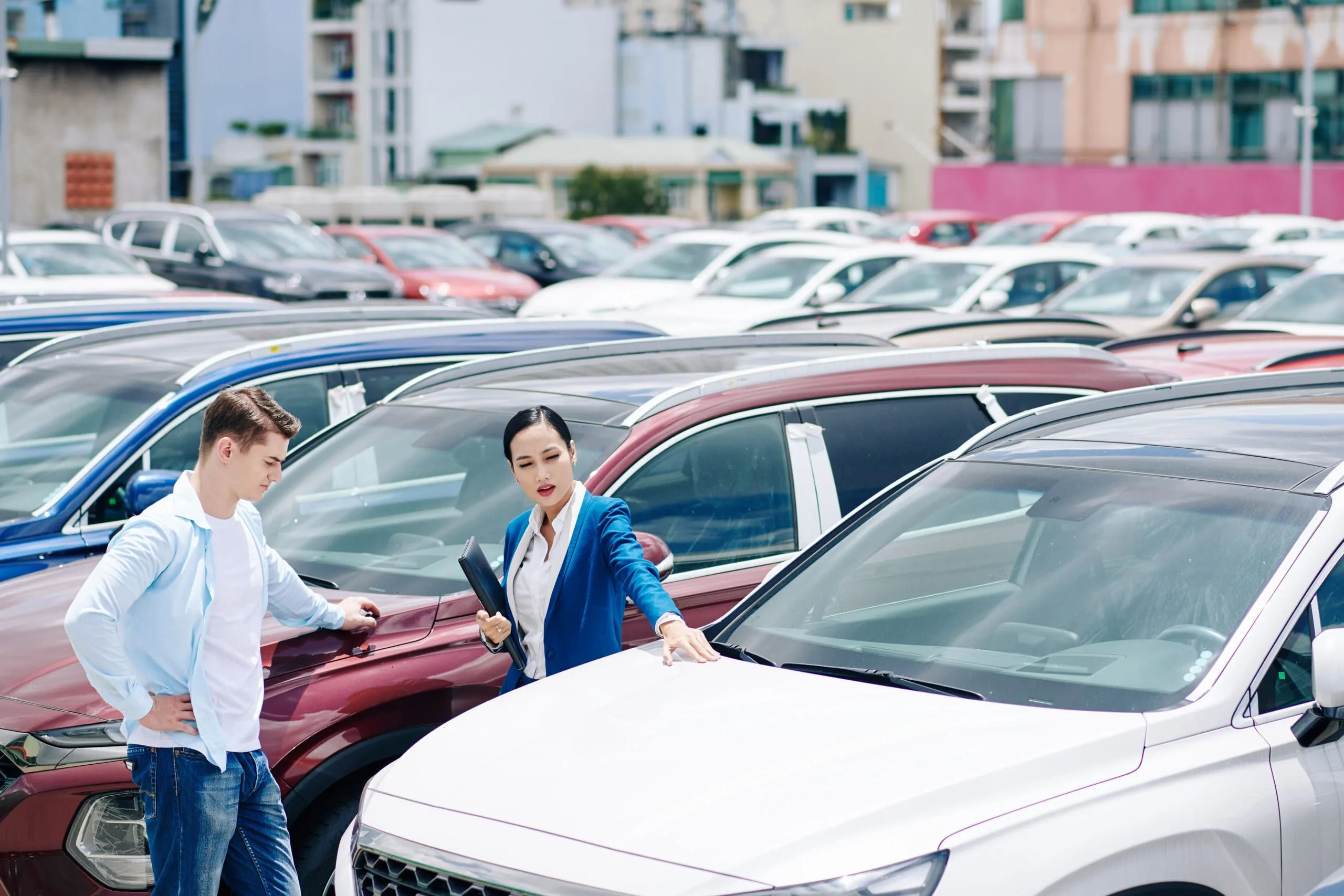 Digital Car Sales Increases as 60% of Saudi Buyers Prefer Online Platforms by 2025 female-dealership-manager-helping-customer-choose-new-car-2-scaled