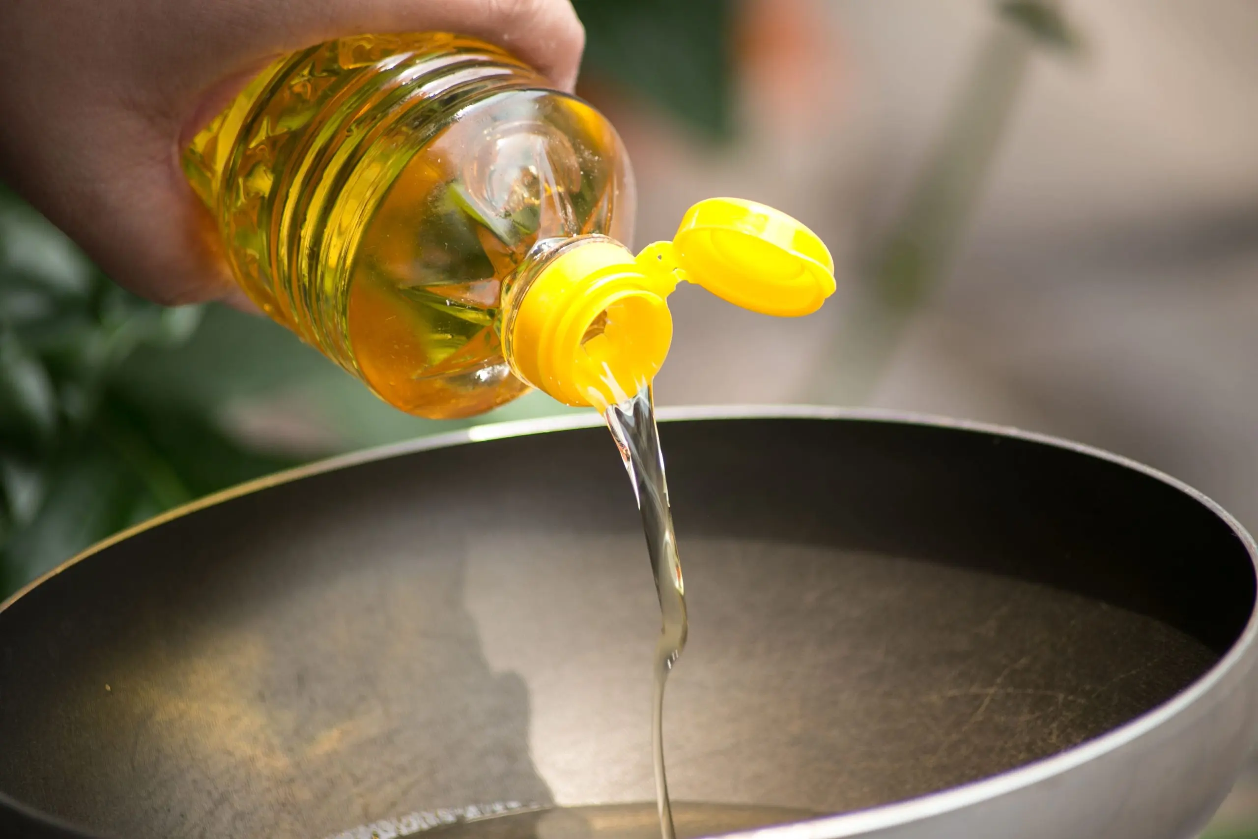 KSA Edible Oil Market Outlook to 2030 pouring-food-oil-hot-pan-deep-frying-1-scaled