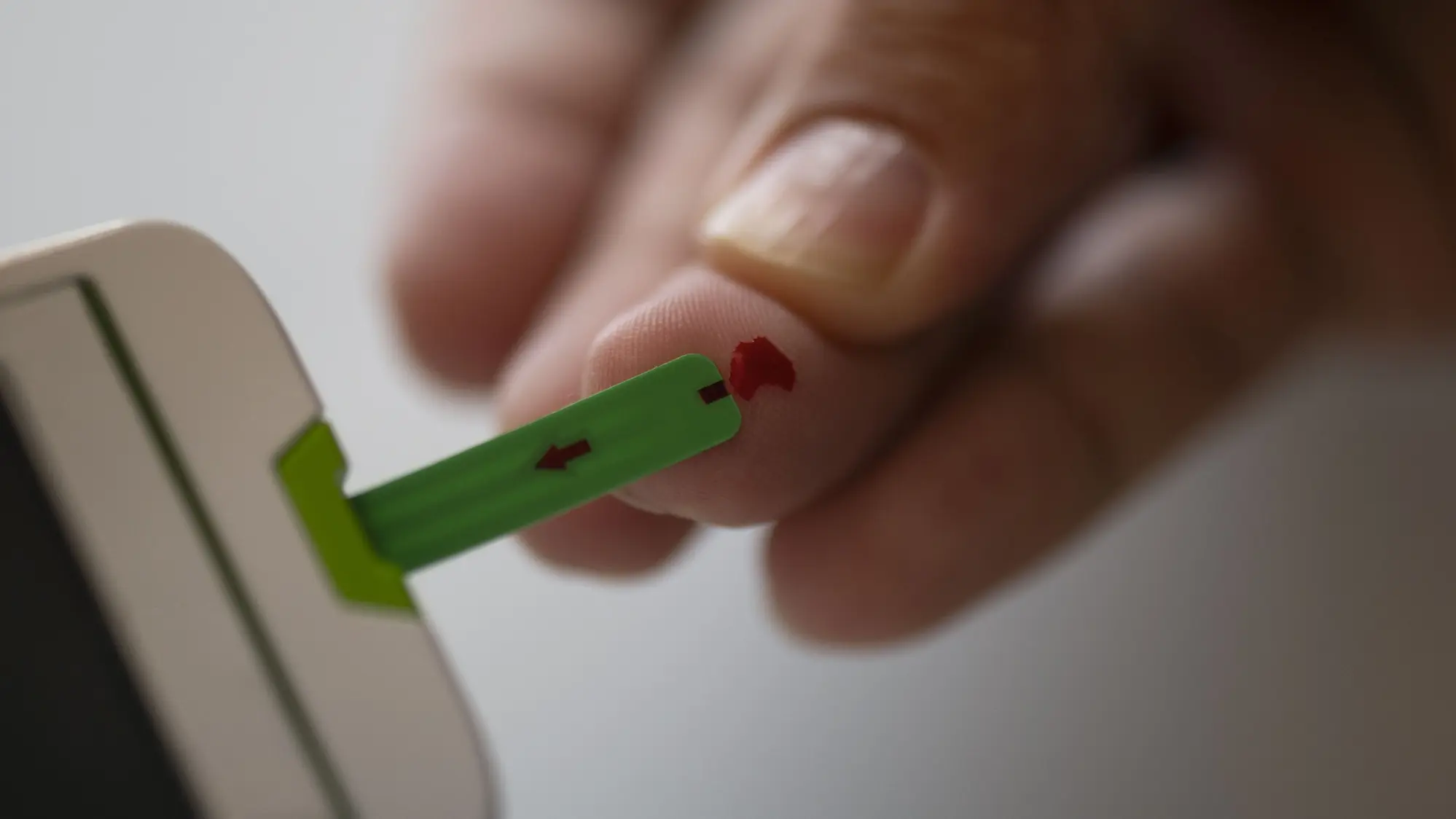 USA Blood Glucose Test Strips Market Outlook to 2030 close-up-diabetic-person-checking-their-glucose-levels-1-1