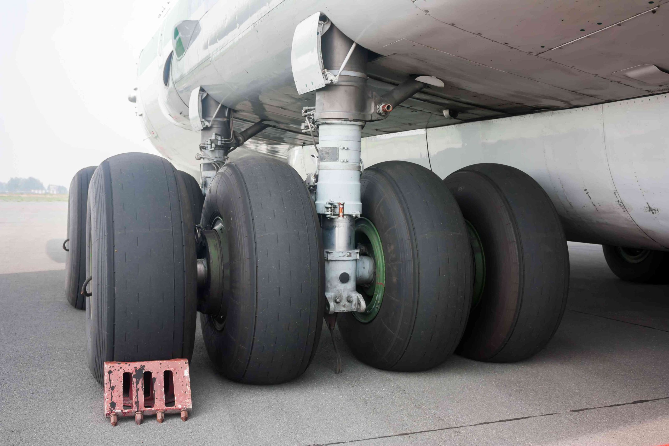 main-landing-gear-big-wide-body-aircraft_compressed-scaled