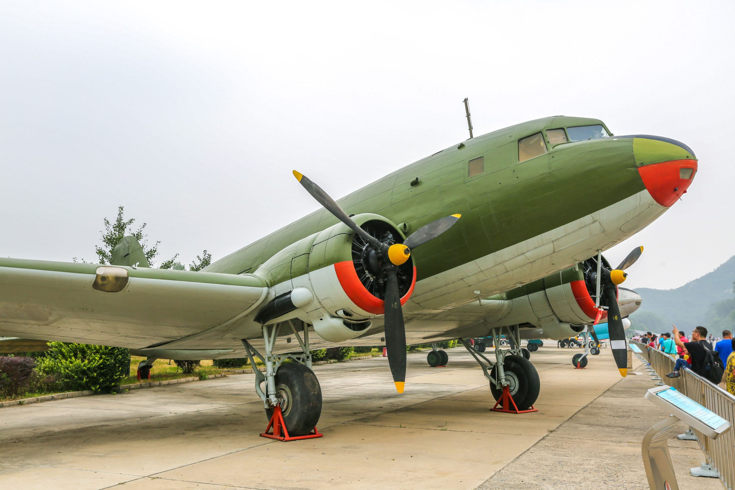 qatar-aircraft-tugs-market-scaled