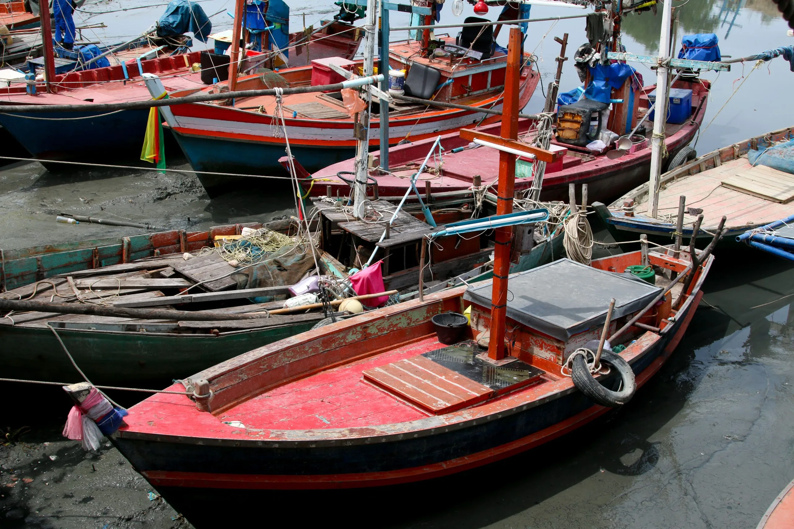 Philippines Fenders Market Outlook to 2030 thai-fishing-boat-used-as-vehicle-finding-fish-sea-1-scaled