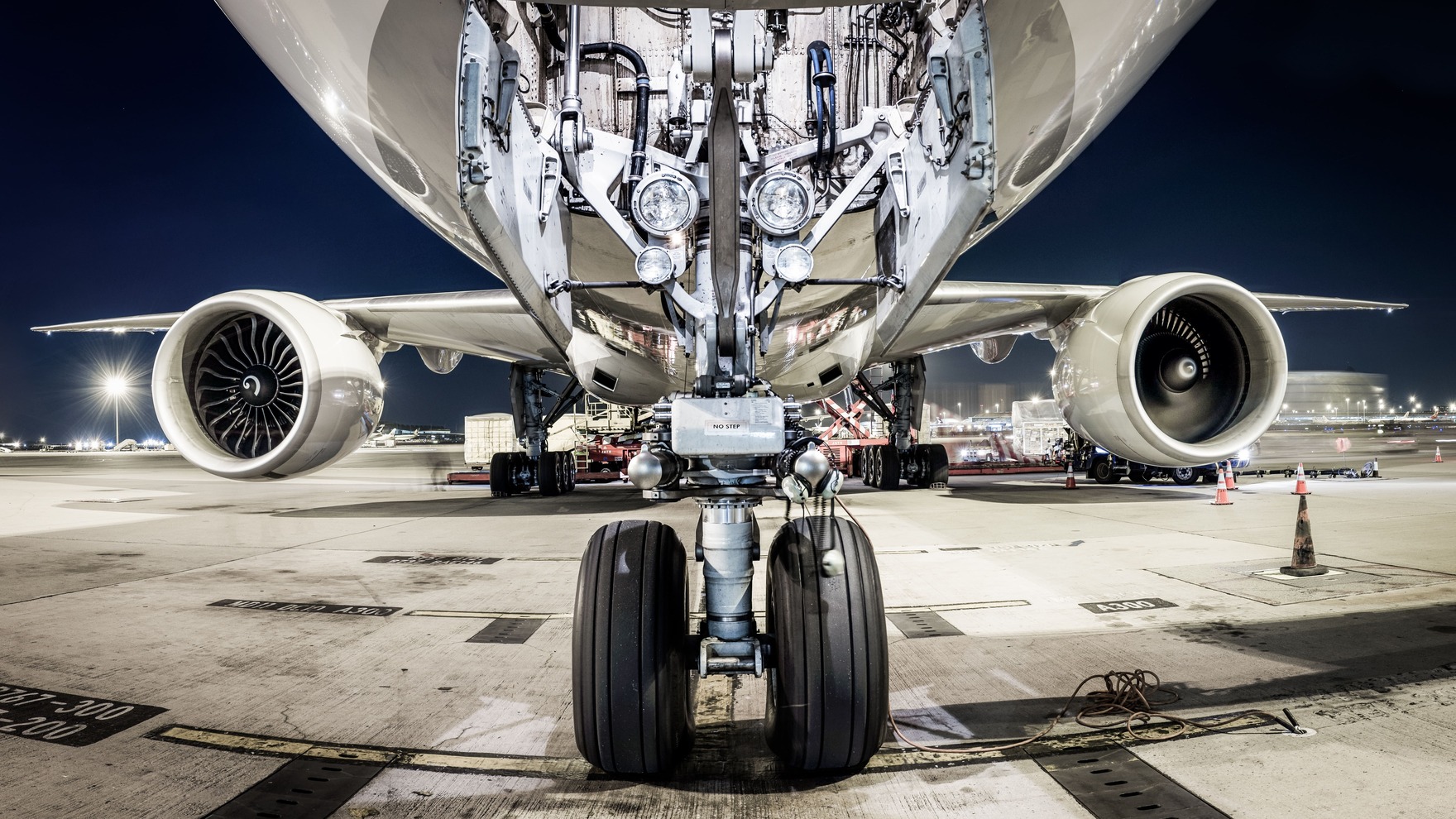 airplane-airport-night-2