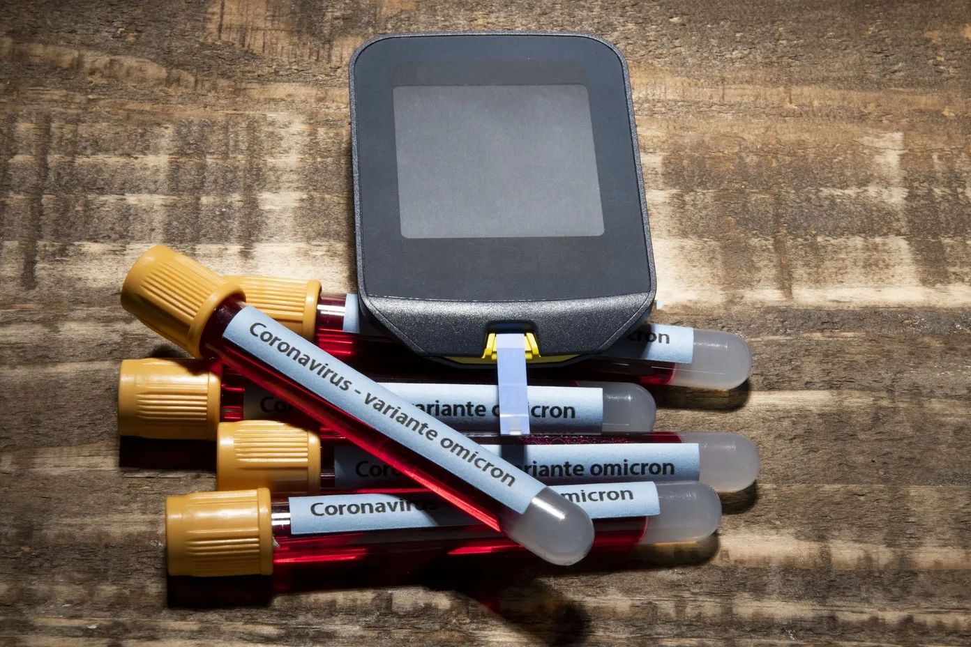 KSA Blood Glucose Test Strips Market Outlook 2030 coronavirus-diabetes-concept-with-blood-collection-tube-glucose-measuring-device-with-text-coronavirus-variant-omicron-portuguese-1