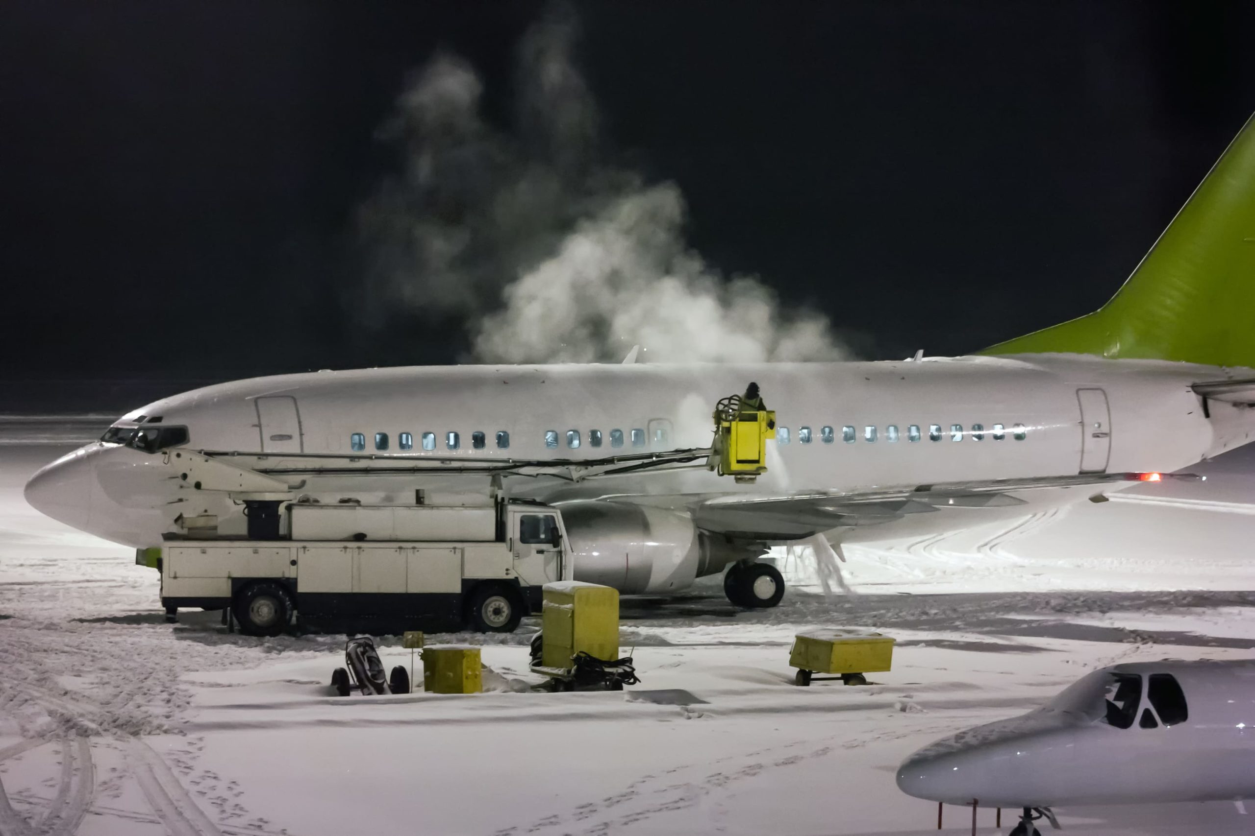 deicing-passenger-plane-night-1-scaled