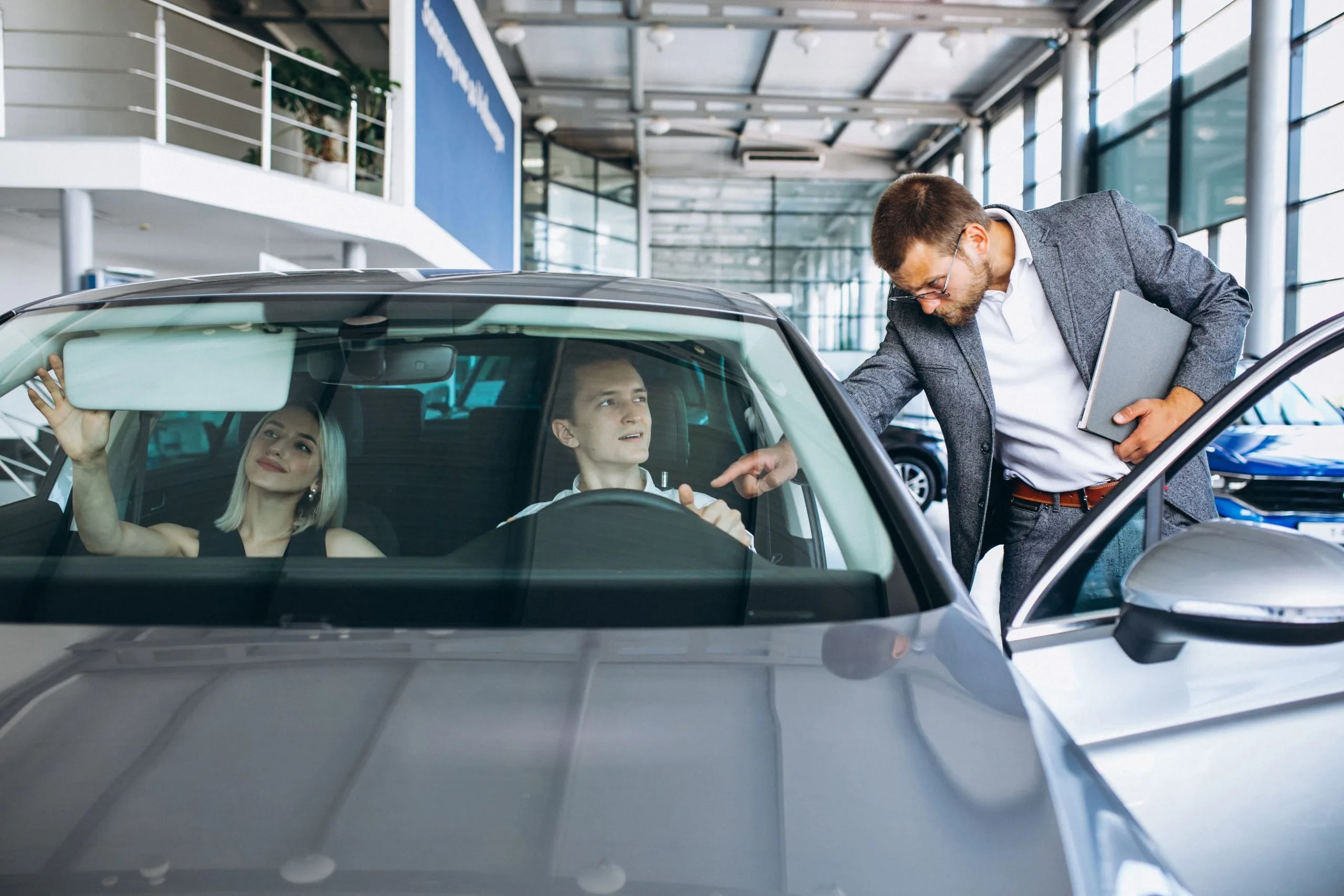 USA Side Windows Market Outlook 2030 young-family-buying-car-car-showroom-1-scaled