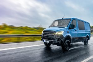 What Minivan Competitor Study Reveals About 4–6% Growth in Family-Oriented Mobility