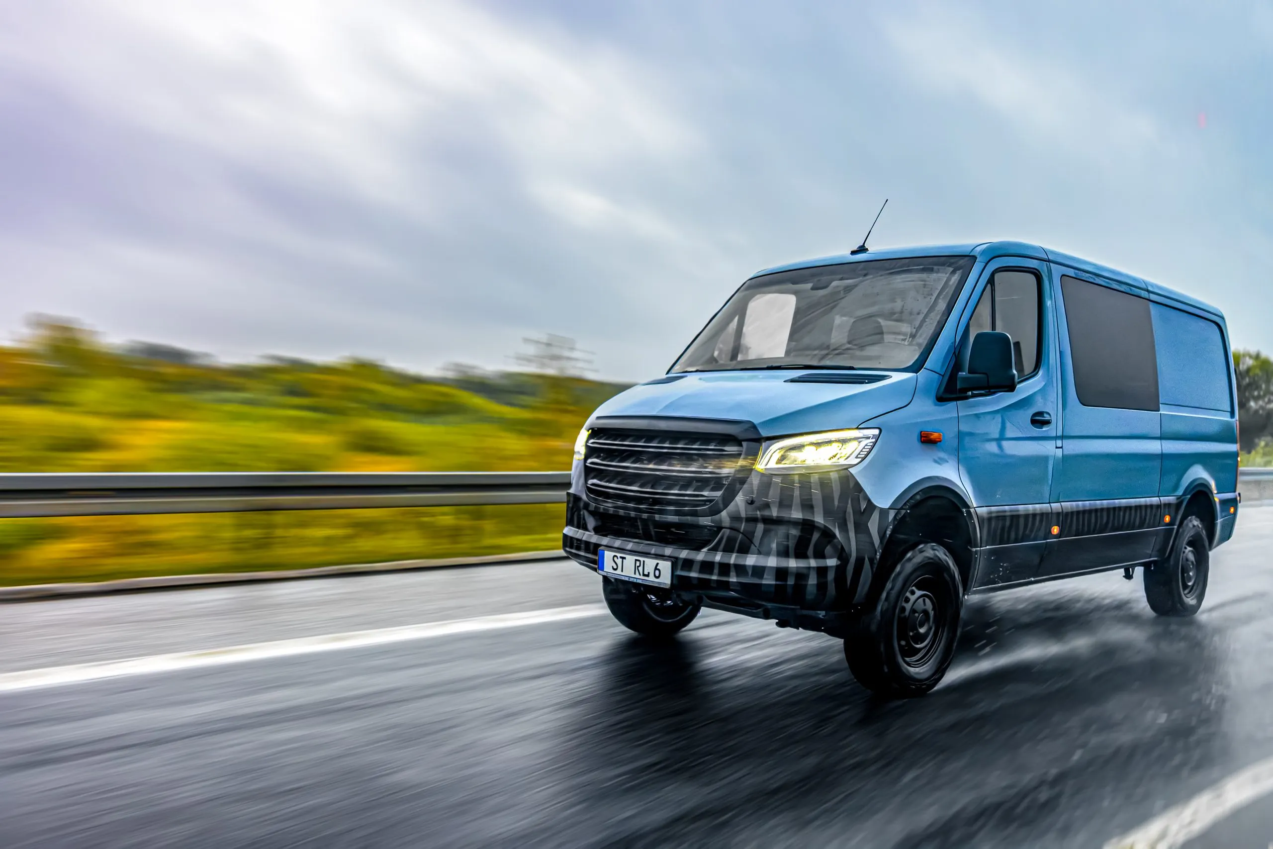 What Minivan Competitor Study Reveals About 4–6% Growth in Family-Oriented Mobility automotive-minivan-competitor-study-scaled