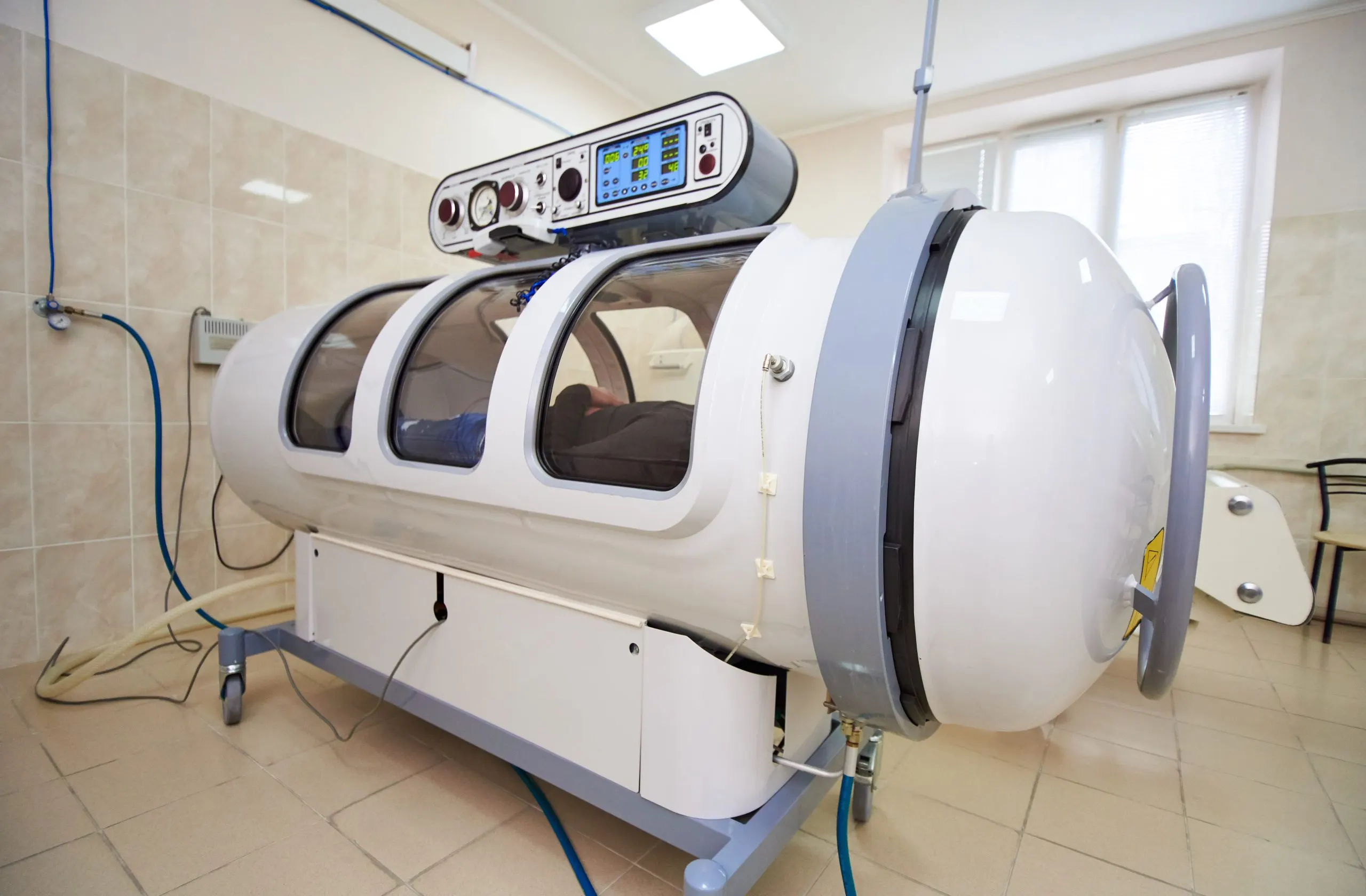 KSA MRI Coils Equipment Market Outlook 2035 guy-black-t-shirt-lies-hyperbaric-chamber-scaled