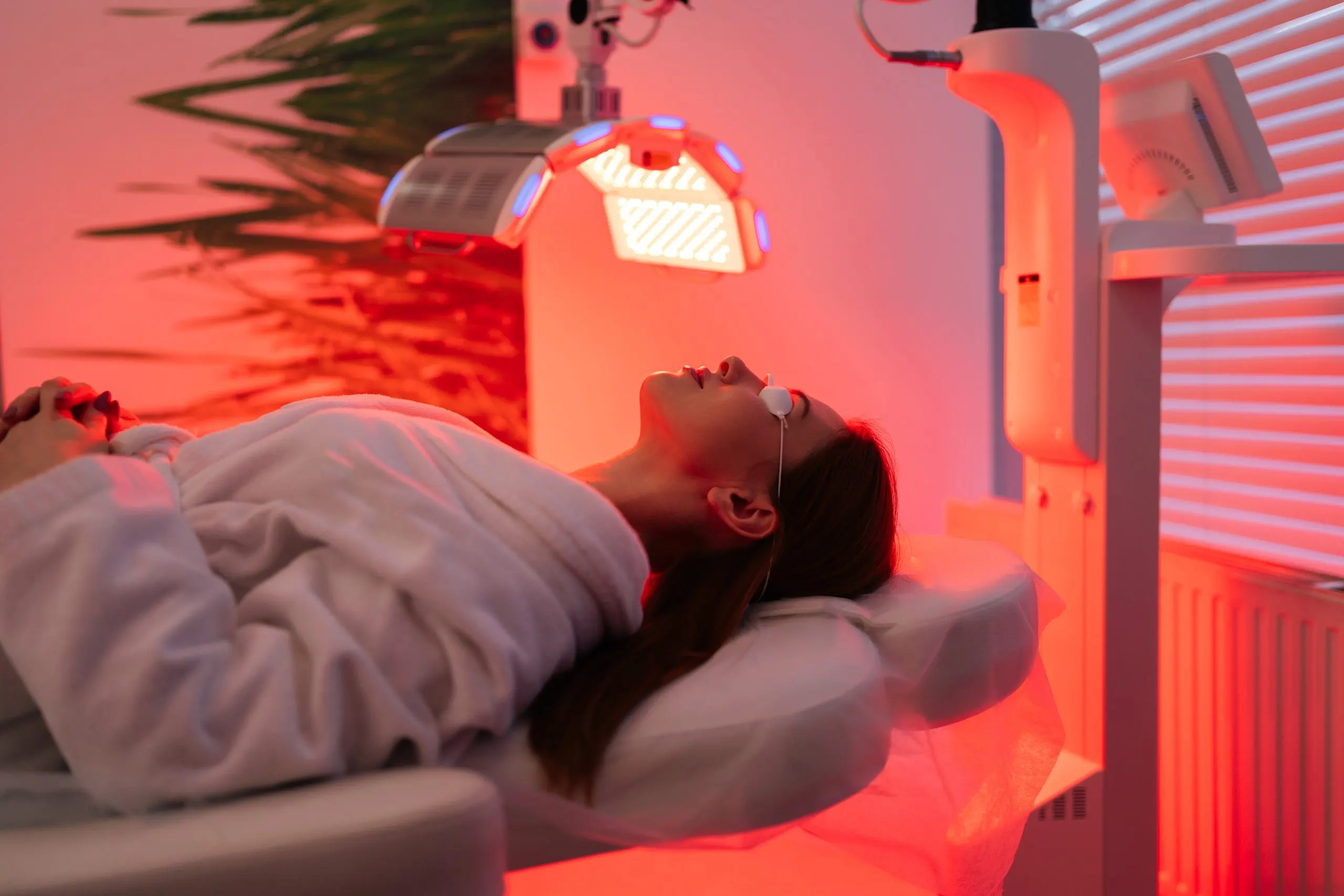 KSA Heat Therapy Devices Market Outlook 2035 side-view-female-patient-undergoes-red-led-light-rlt-therapy-skin-rejuvenation-modern-scaled