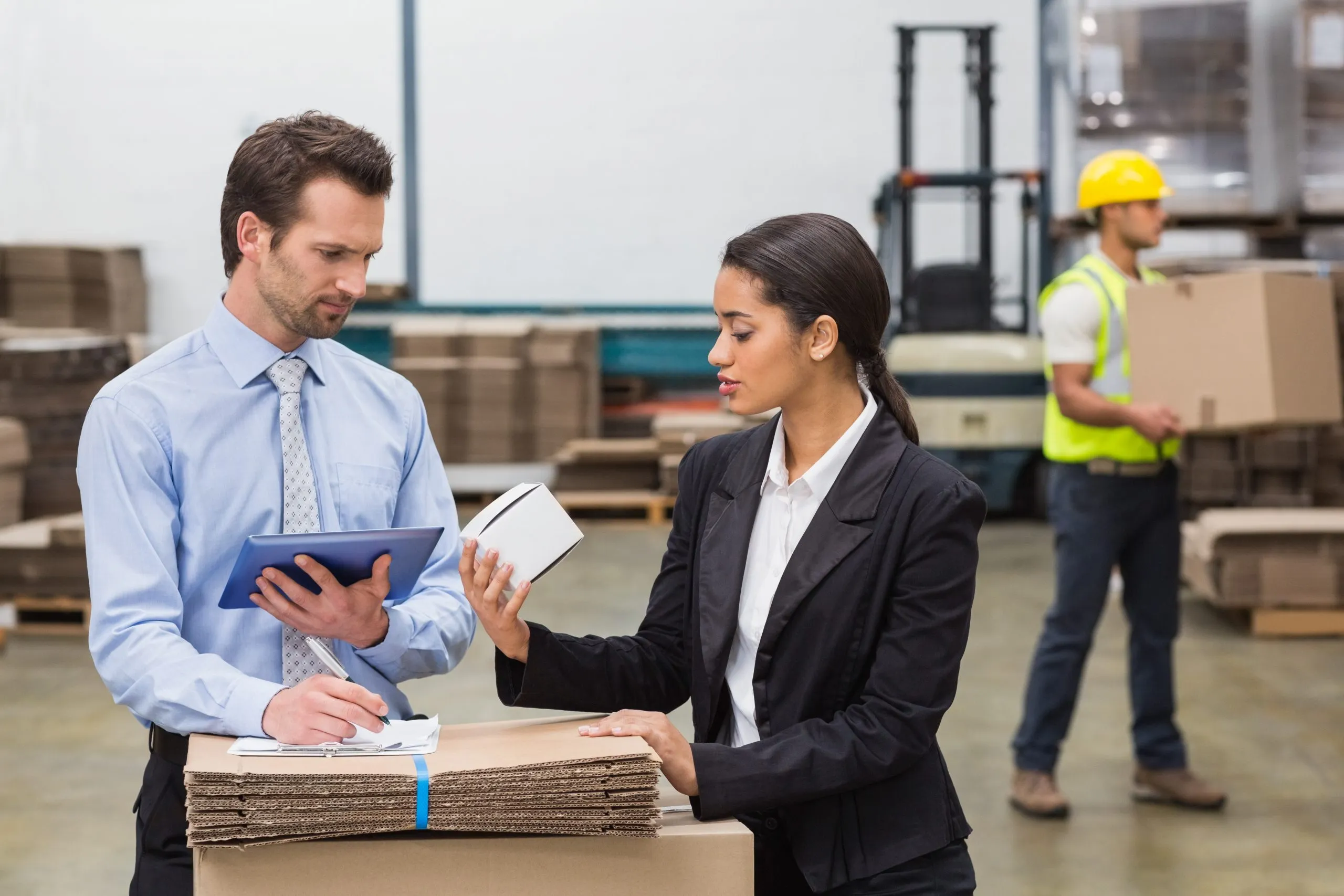 Singapore 3PL Market Outlook to 2035 warehouse-managers-holding-box-looking-tablet-pc-scaled
