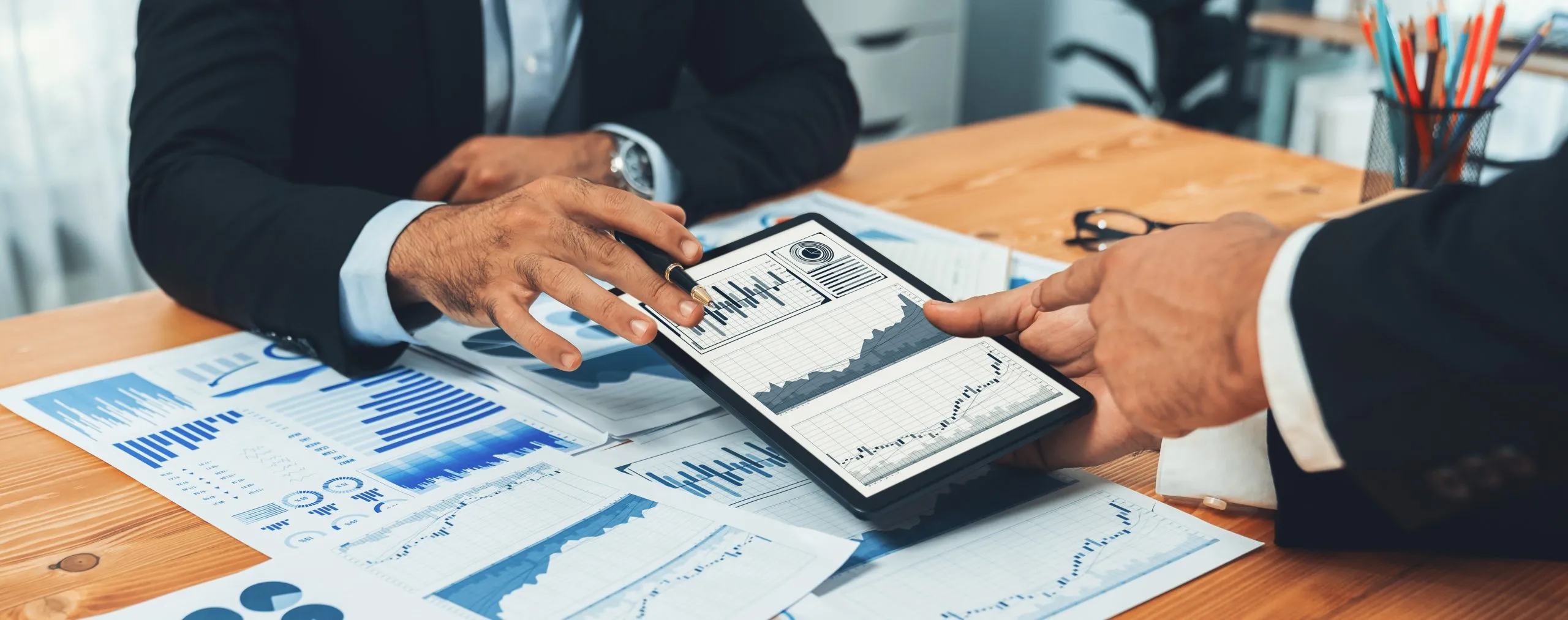 Evaluating Market Share Distribution in a Sector Where Top Players Control Over 60% of Revenues Financial-services-market-share-benchmarking-scaled