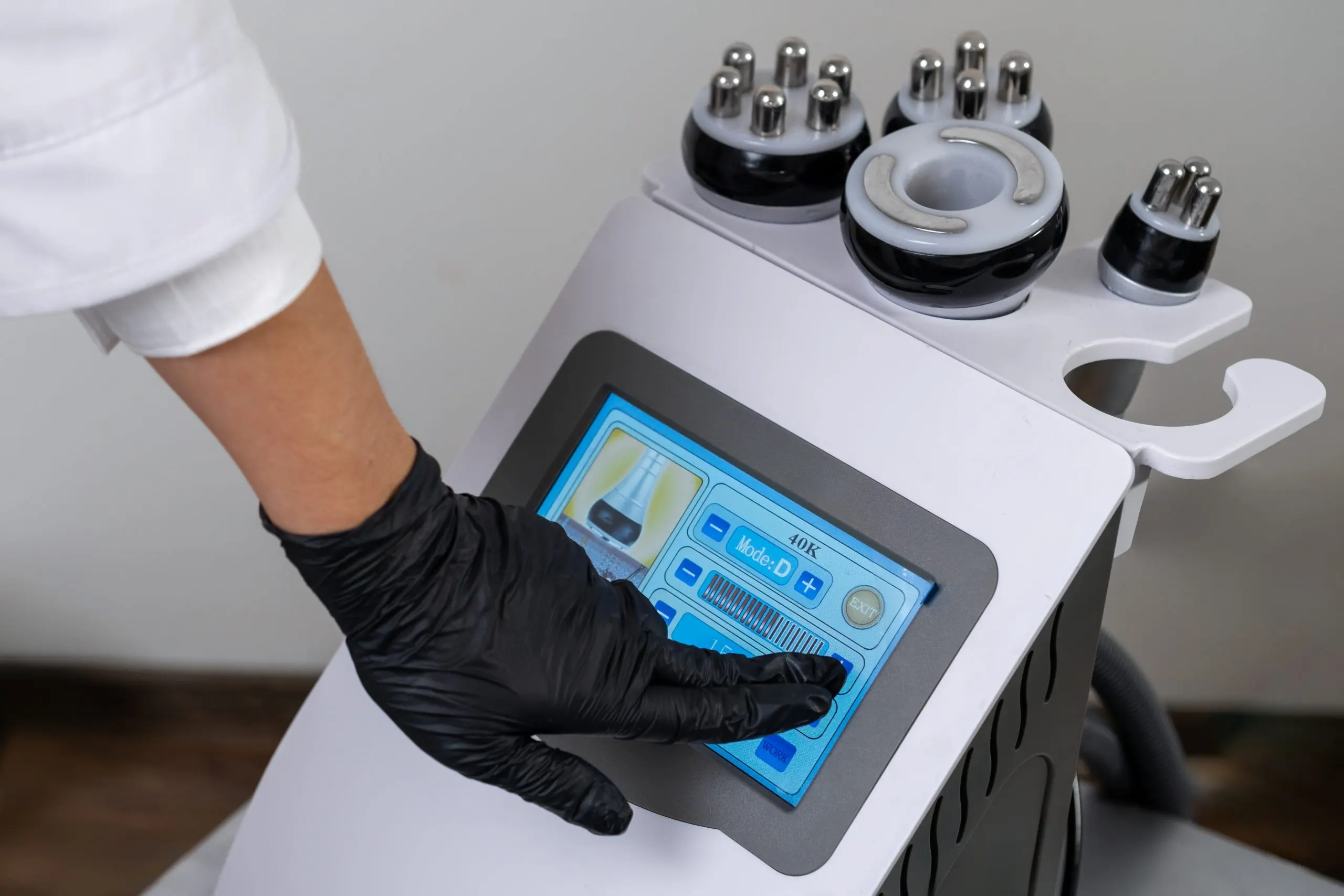 UAE Crystal Microdermabrasion Devices Market Outlook 2035 beauty-worker-sets-up-device-vacuum-cavitation-rf-lifting-equipment-designed-penetrate-scaled