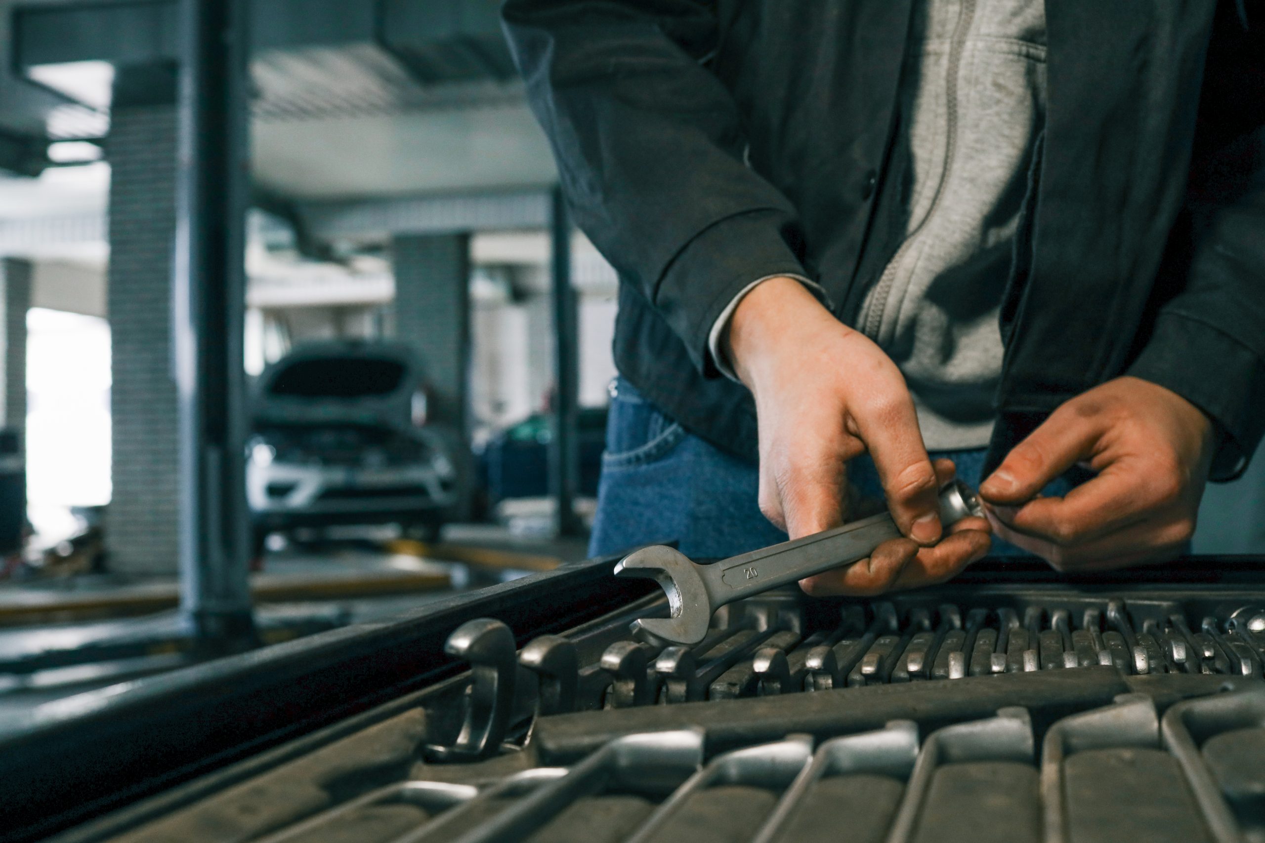 USA Automotive Hand Tools Demand Grows as Auto Market Targets 16.8 Million Units closeup-mechanics-hand-picking-wrenches-from-wellorganized-tool-tray-workshop-metal-wrenches-various-sizes-ready-repair-tasks-scaled