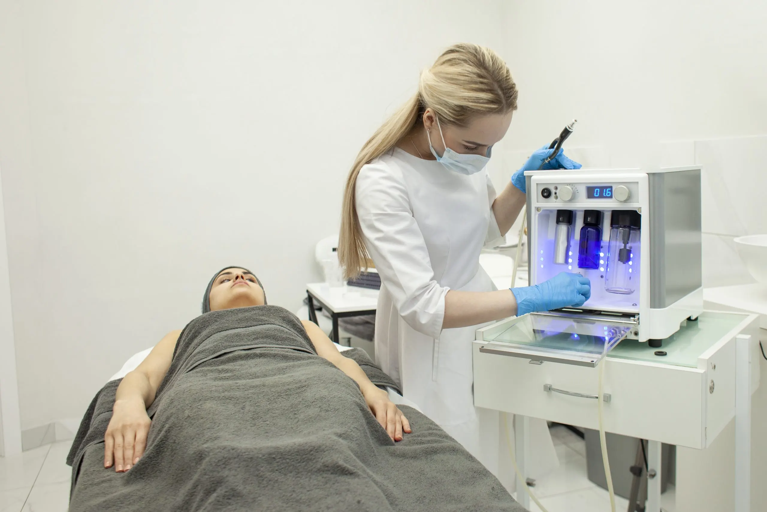 USA Alexandrite Lasers Equipment Market Outlook 2035 cosmetologist-clinic-sets-up-modern-equipment-dermatologist-doctor-sets-up-device-vacuum-scaled