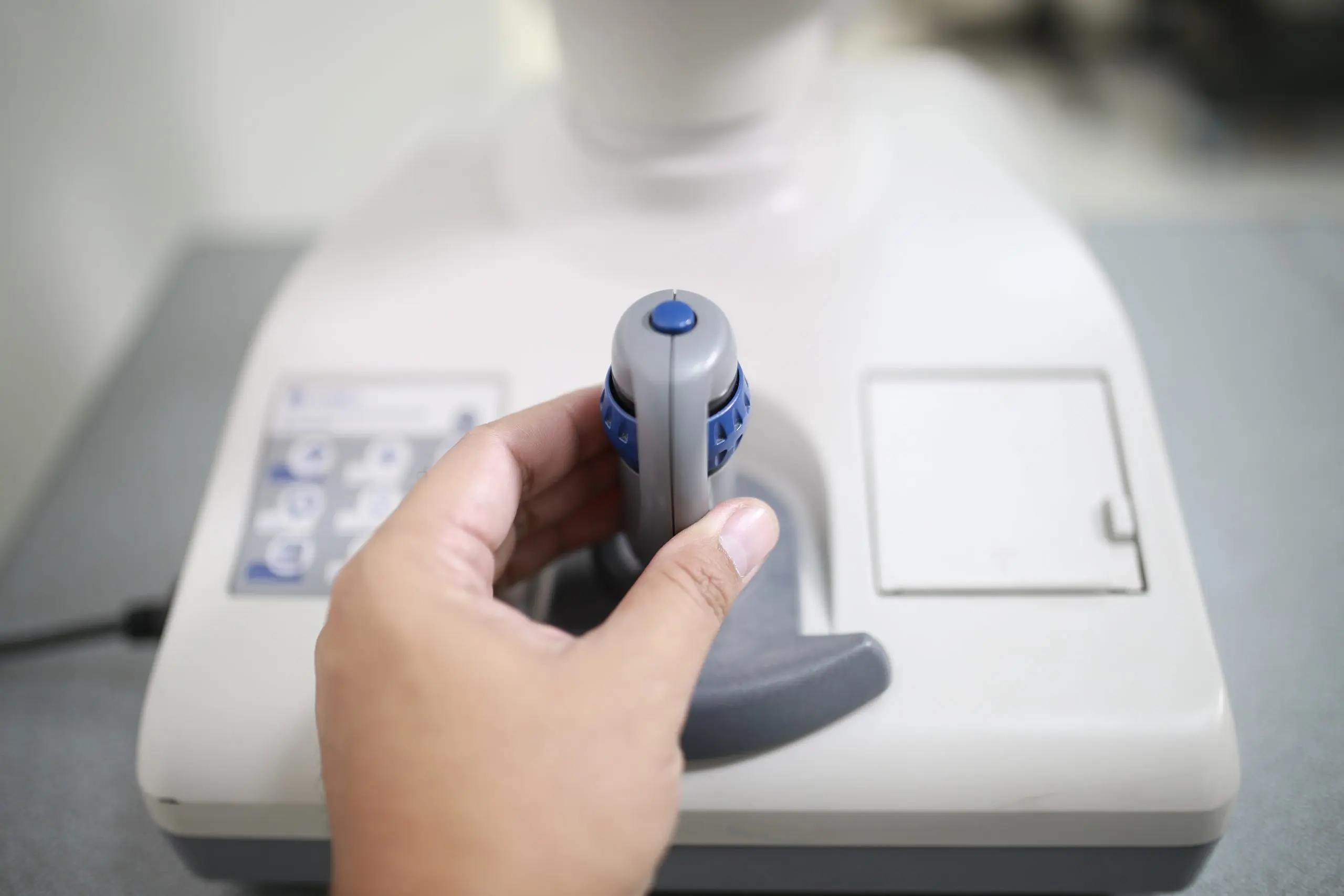 UAE Handheld Microdermabrasion Devices Market Outlook 2035 cropped-hand-woman-holding-equipment-table-scaled