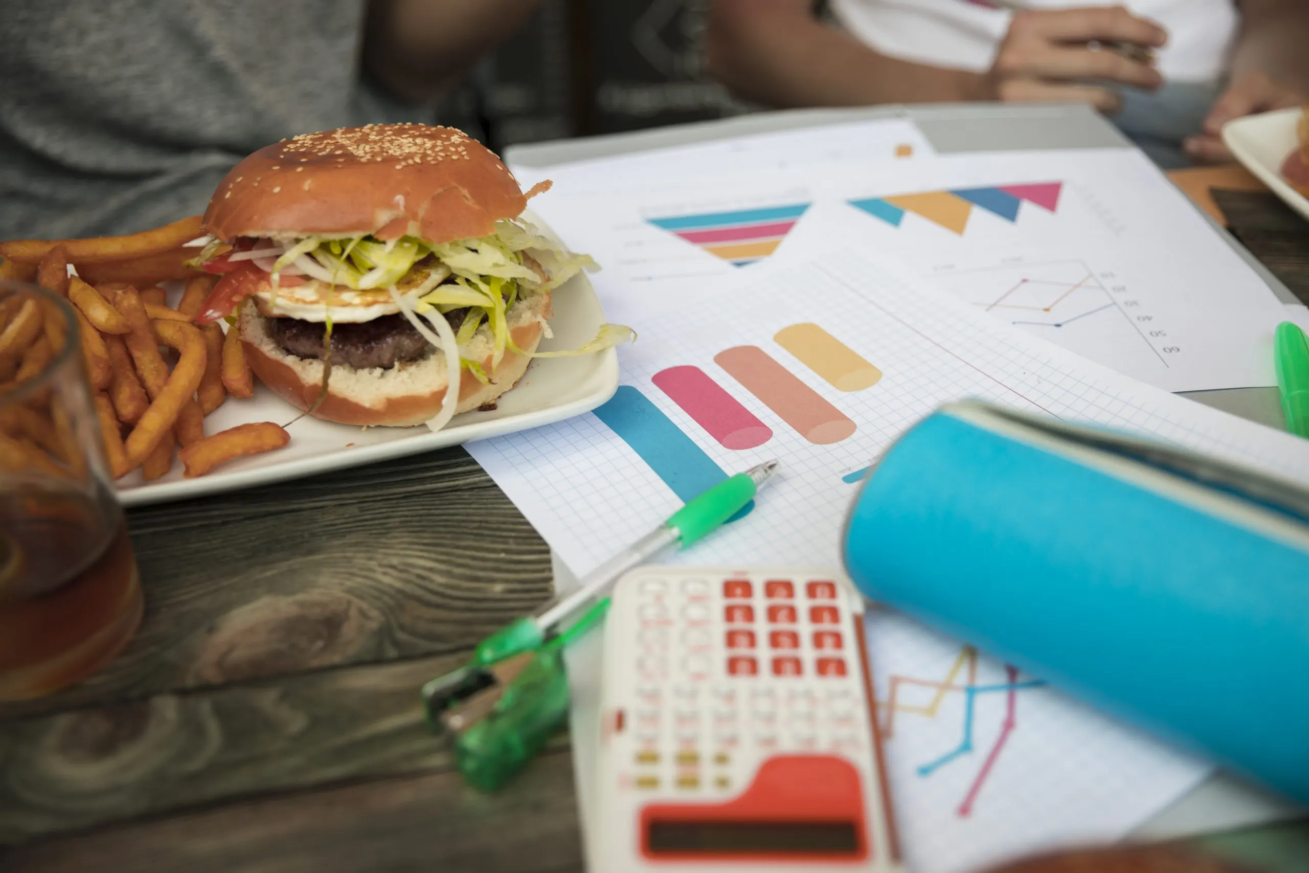 How Franchise Benchmarking Ensures Consistency Across Multi-Location Food Chains franchise-food-and-beverage-benchmarking-2-scaled