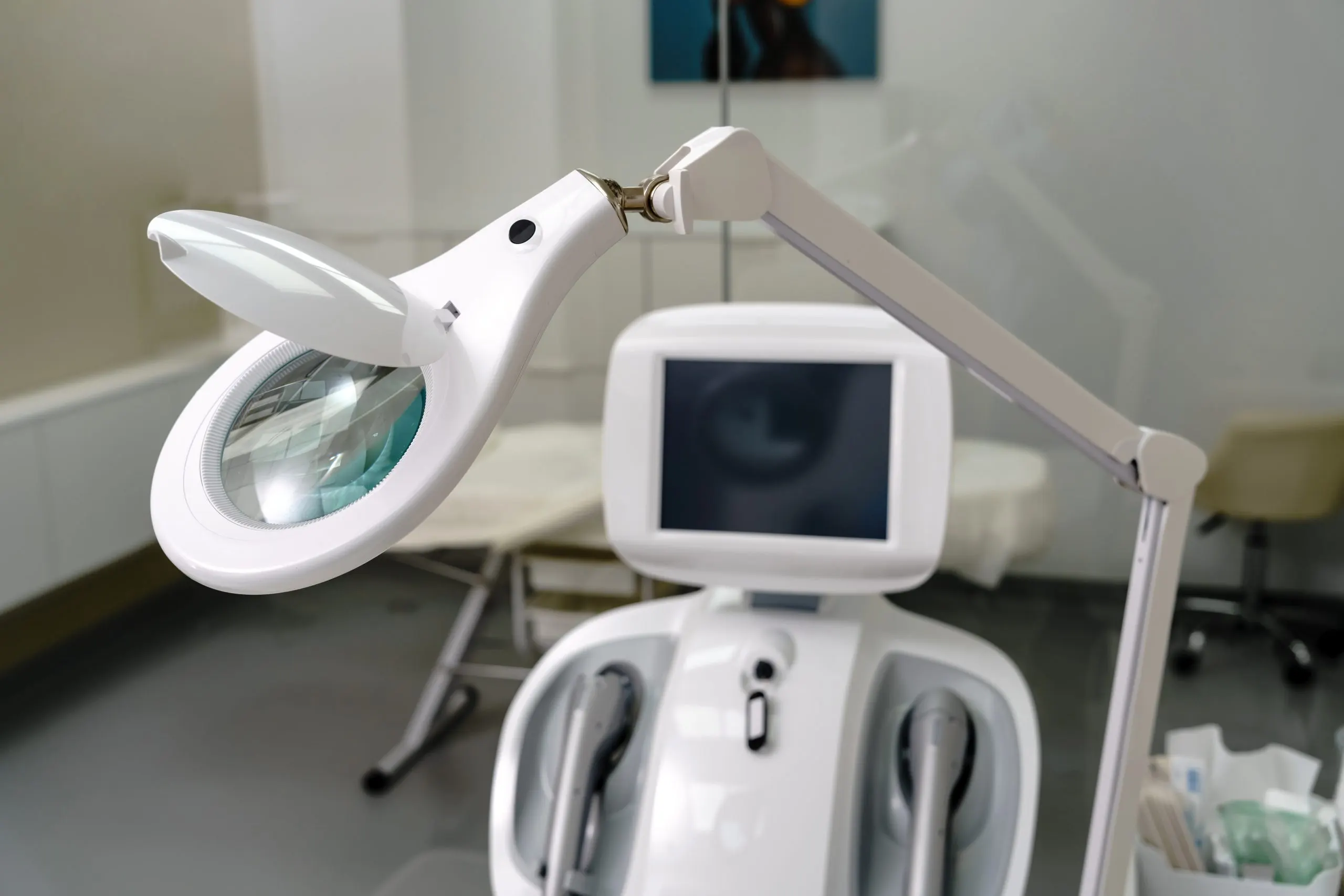 Philippines Combination Aesthetic Devices Market Outlook 2035 magnifying-lamp-screen-skincare-clinic-scaled