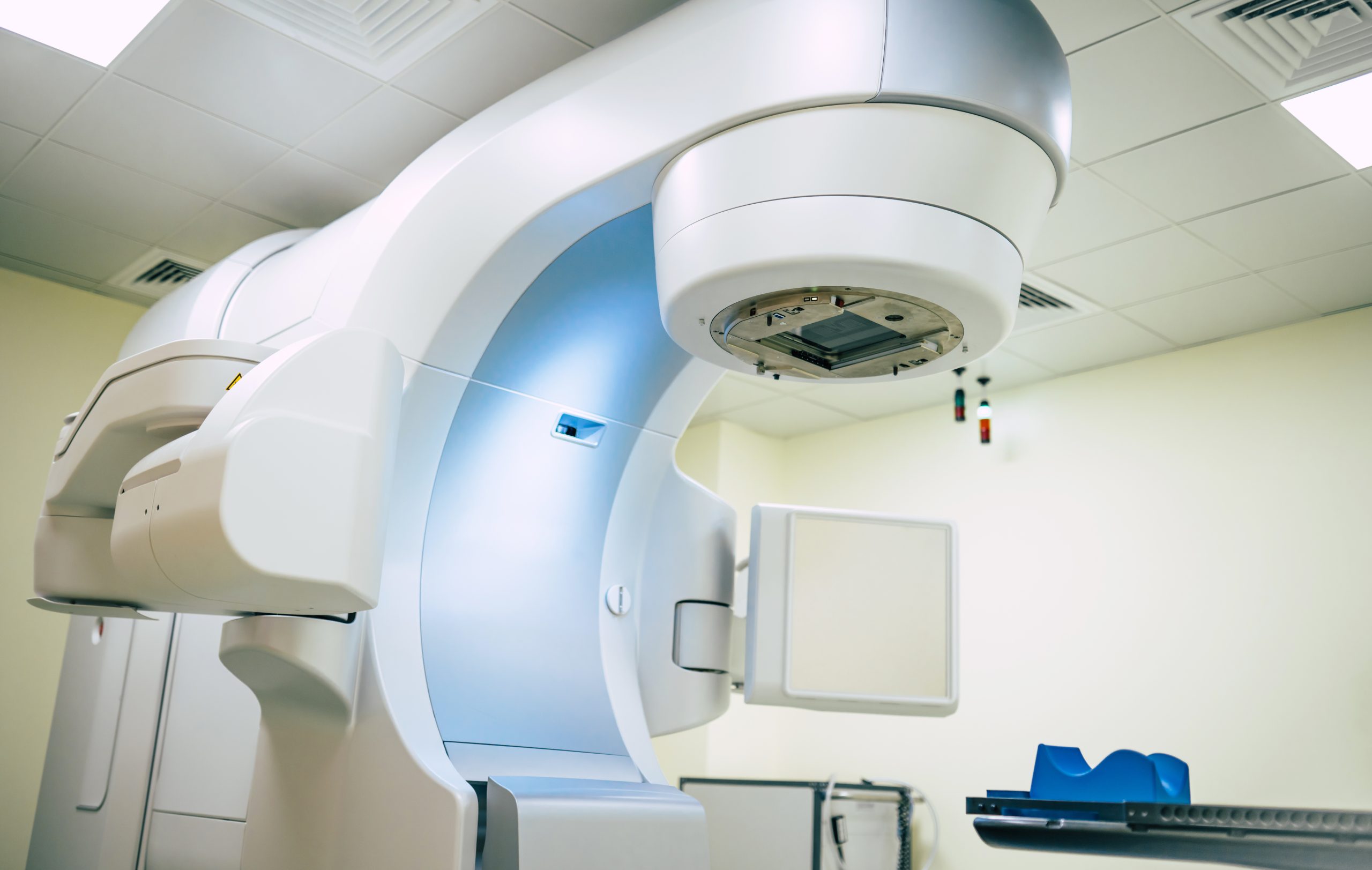 medical-advanced-linear-accelerator-therapeutic-oncology-cancer-therapy-modern-hospital-laboratory-scaled
