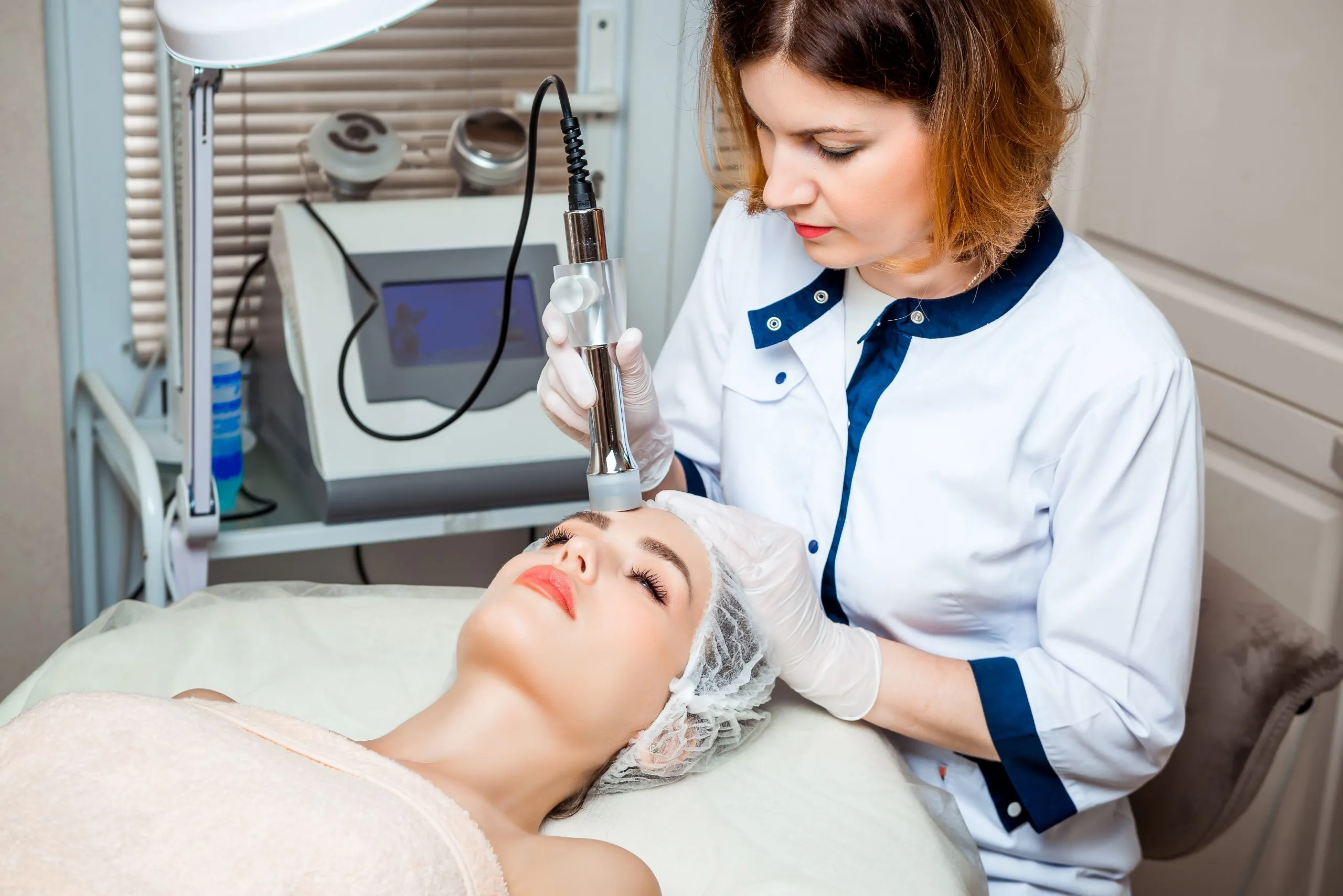 UAE RF Microneedling Devices Market Outlook 2035 picture-nice-beautician-doing-oxygen-therapy-young-woman-laying-scaled