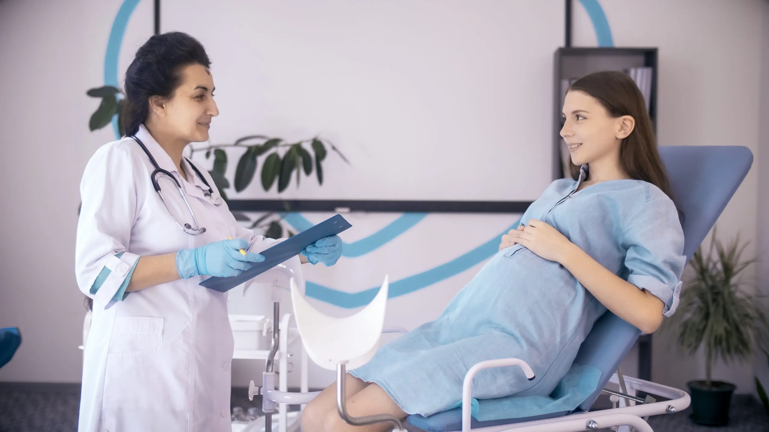 USA Midstream Pregnancy Tests Market Outlook 2035 pregnant-woman-visits-gynecologist-scaled