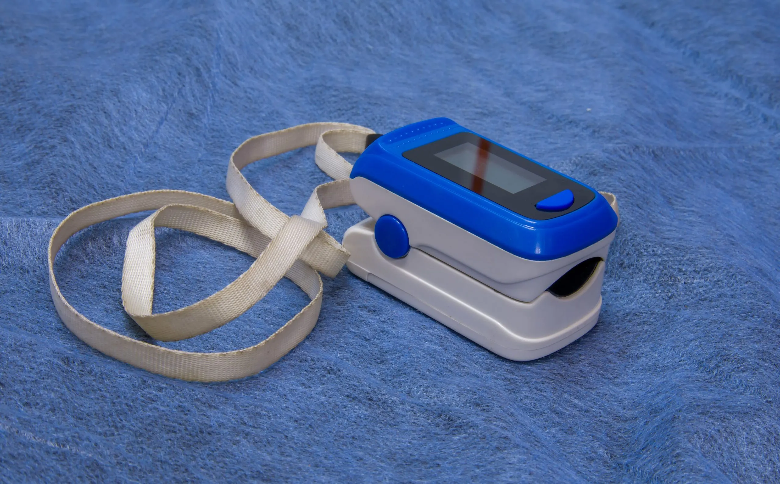 KSA Portable Oxygen Devices Market Outlook 2035 pulse-oximeter-blue-medical-cloth-scaled