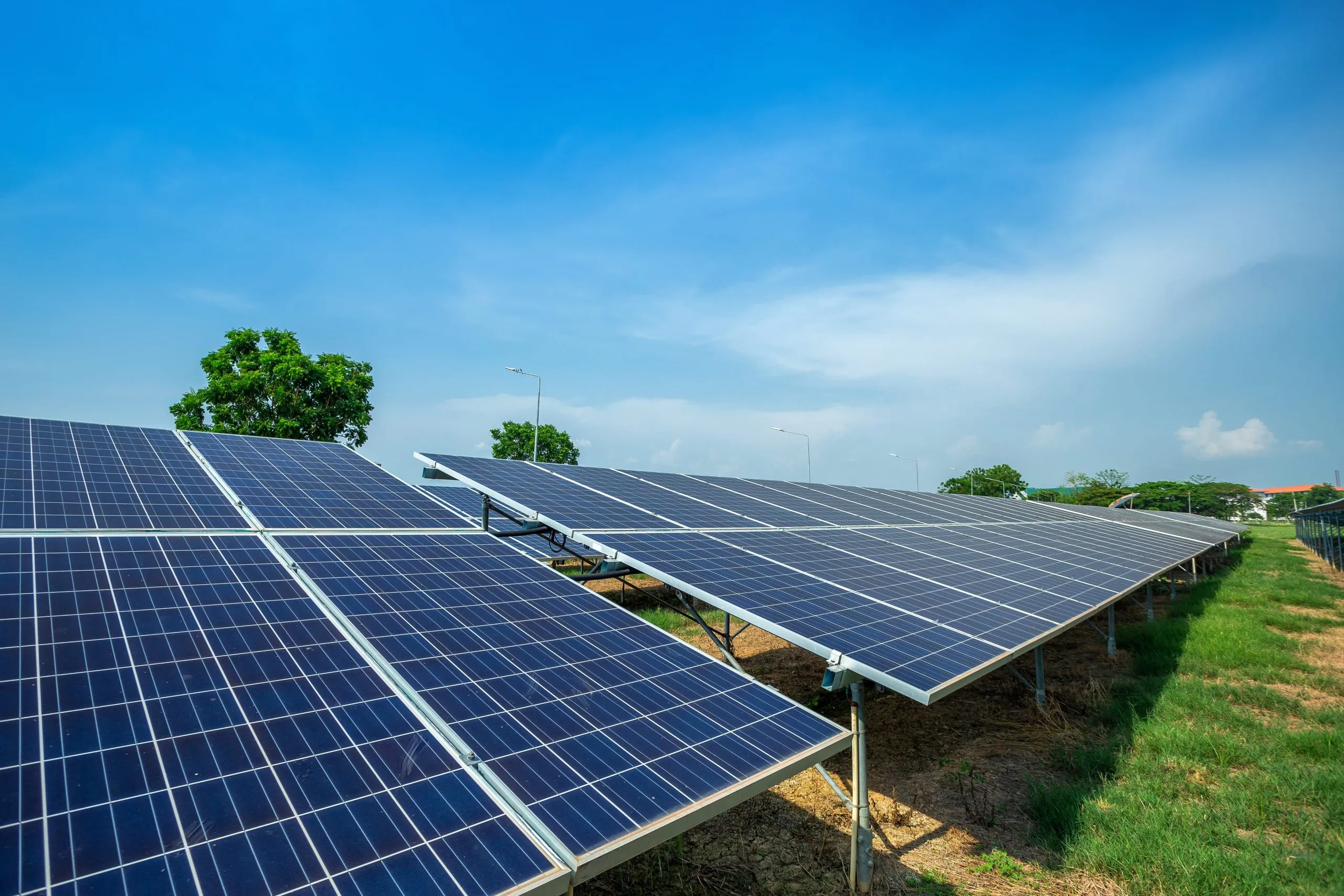 UK Solar Capacity Crosses 18 GW as Battery-Linked PV Installations Set to Reshape the Market UK-solar-pv-industry-scaled