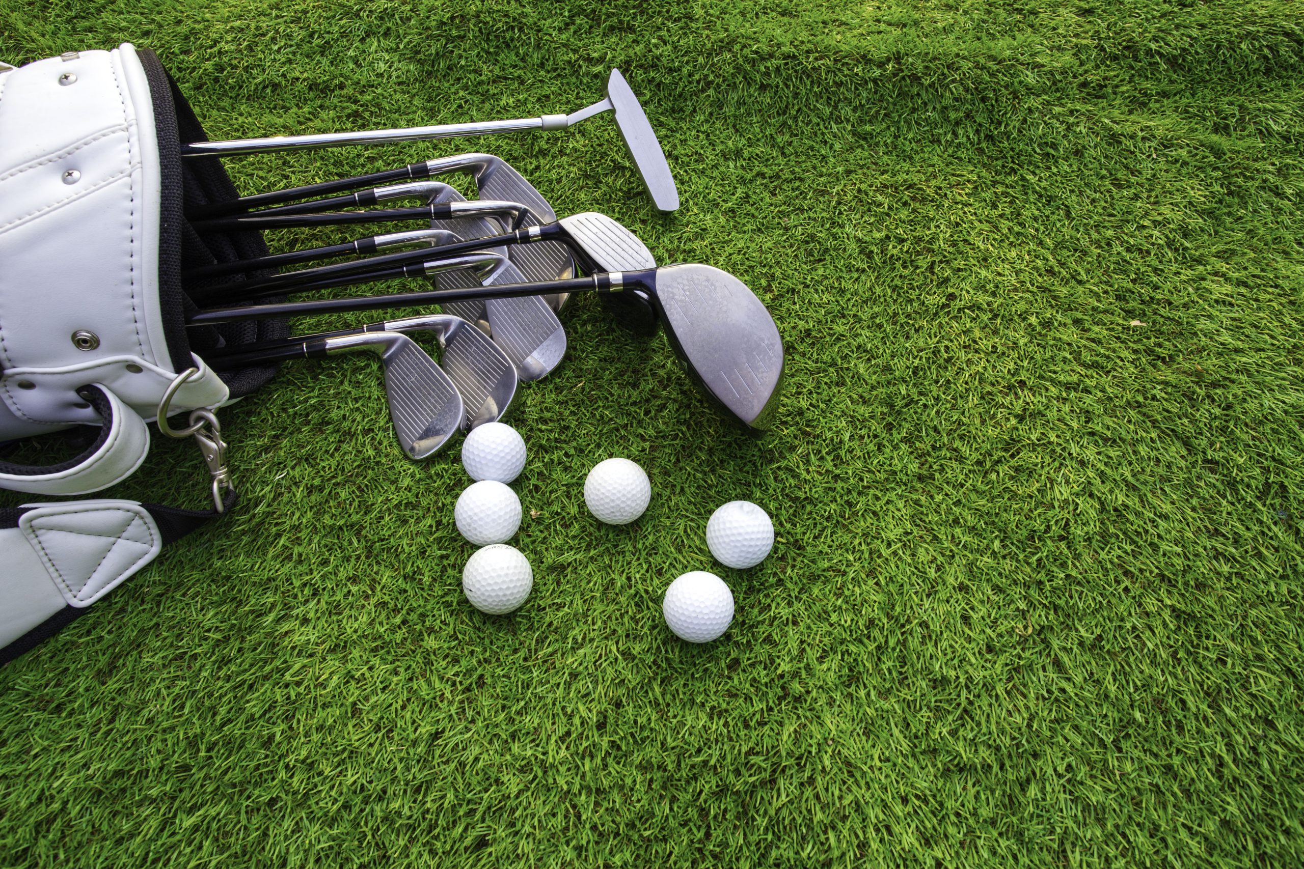 golf-ball-golf-club-bag-green-grass-scaled