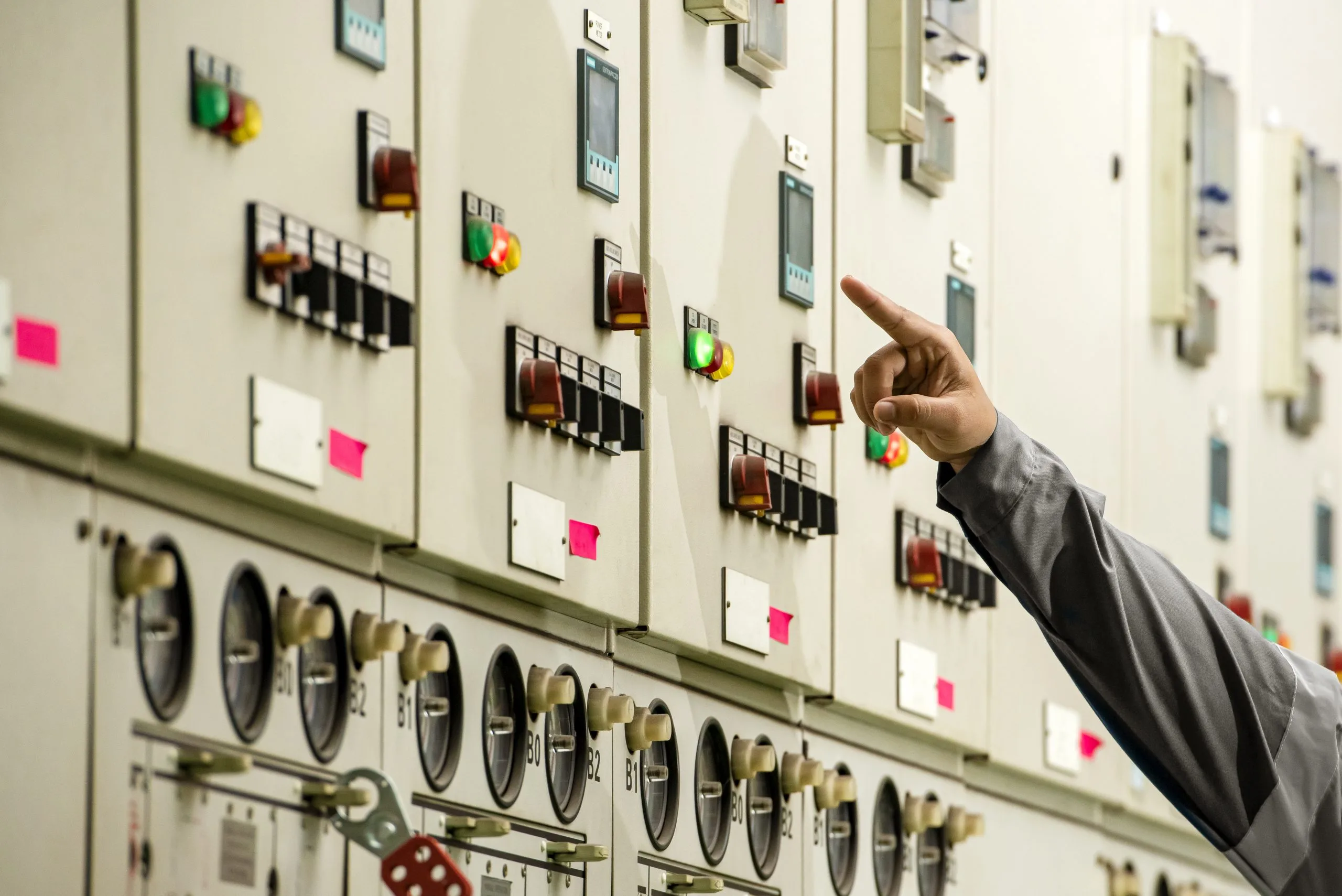 USA Switches and Relays Market Outlook as Electrified Vehicles Reach 22% of U.S. Light-Duty Sales industrial-electrical-switch-panel-scaled