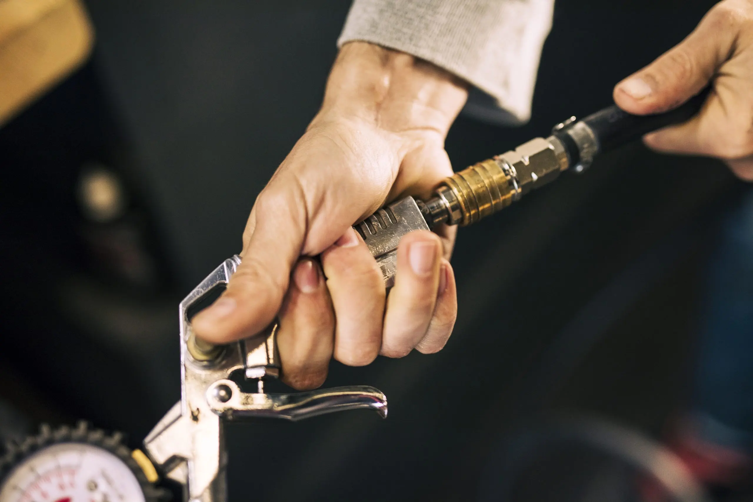The USA Fuel Injectors Market Projected to Grow by 6% CAGR to $10 Billion in the coming years mechanic-repairing-bicycle-scaled