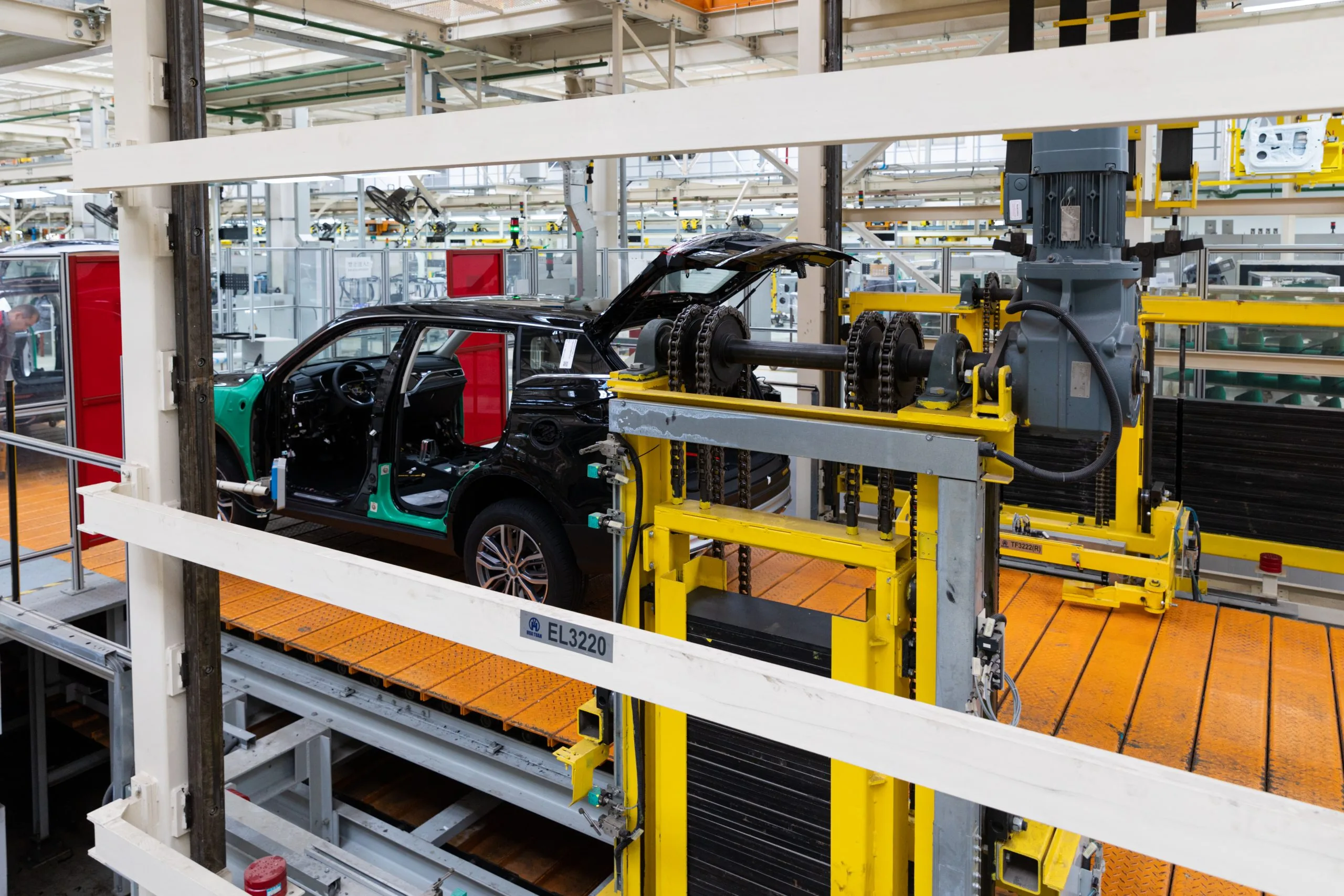 Exploring the USA Suspension Systems Market Expected to Grow at 5% CAGR to $15 Billion value in the coming years photo-automobile-production-line-welding-car-body-modern-car-assembly-plant-auto-industry-interior-hightech-factory-scaled