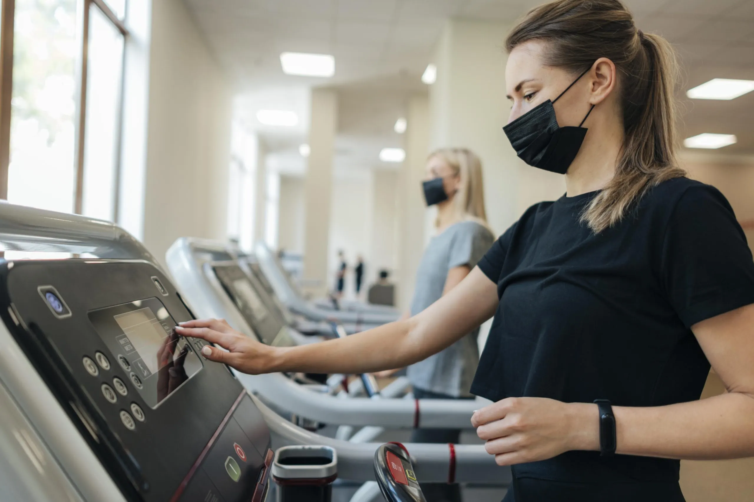 USA Health and Fitness Services Market Overview Showing $36B Revenue and 6% CAGR Trends Opportunities and Growth side-view-woman-gym-pandemic-scaled
