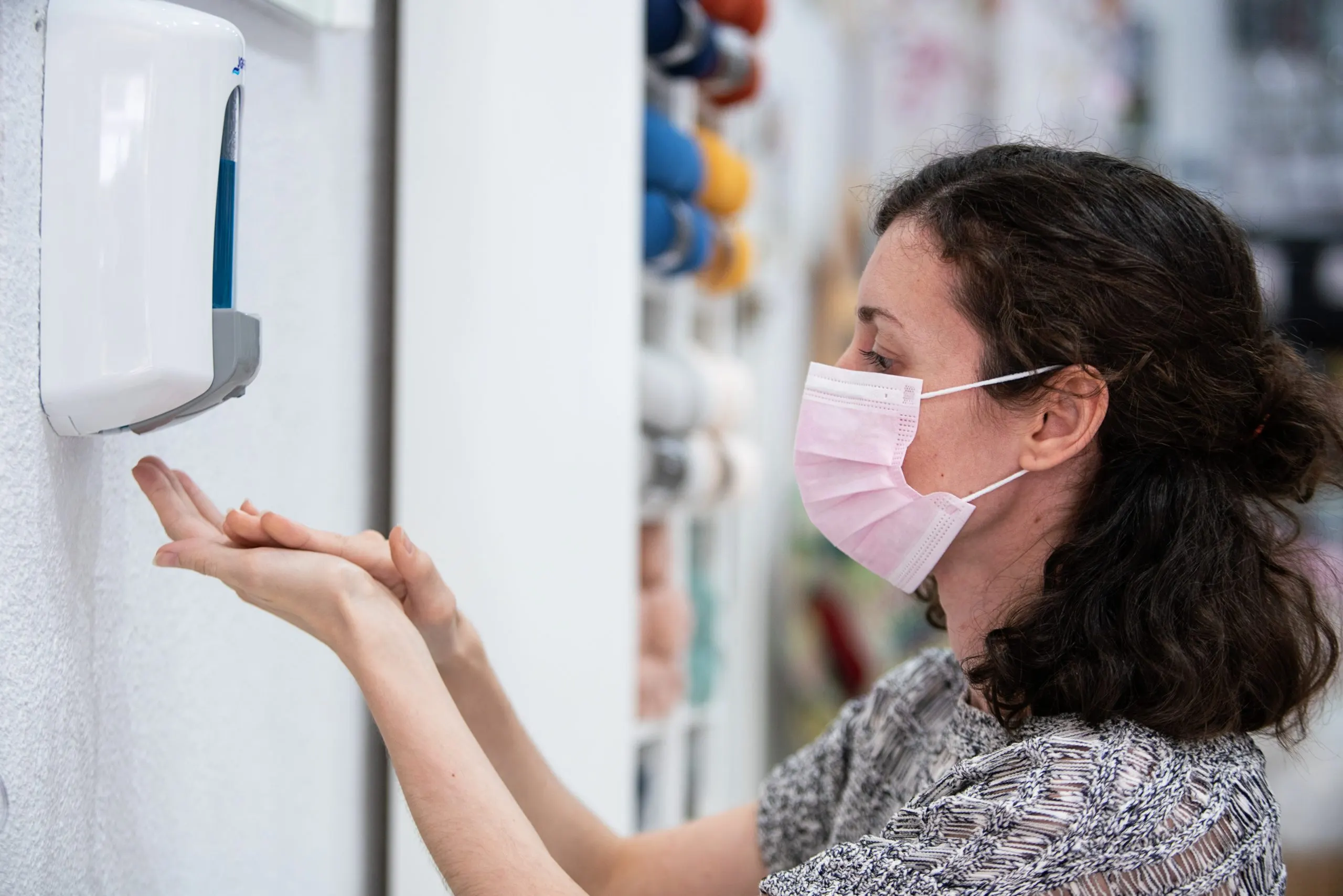 India Hand Sanitizer Market to Reach USD 377.94 Million Driven by Hygiene Awareness and Healthcare Demand young-caucasian-woman-wearing-hygienic-face-mask-using-sanitizing-gel-clean-hands-scaled