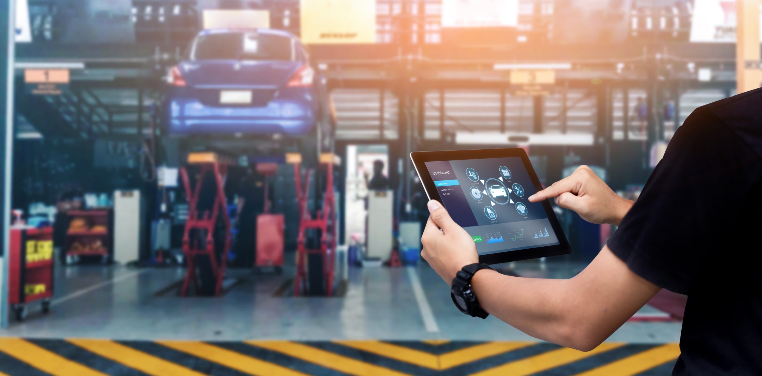 How Omnichannel Automotive Retail Improves Conversion Across Online and Offline Touchpoints Automotive-omnichannel-retail-expansion-strategy-scaled