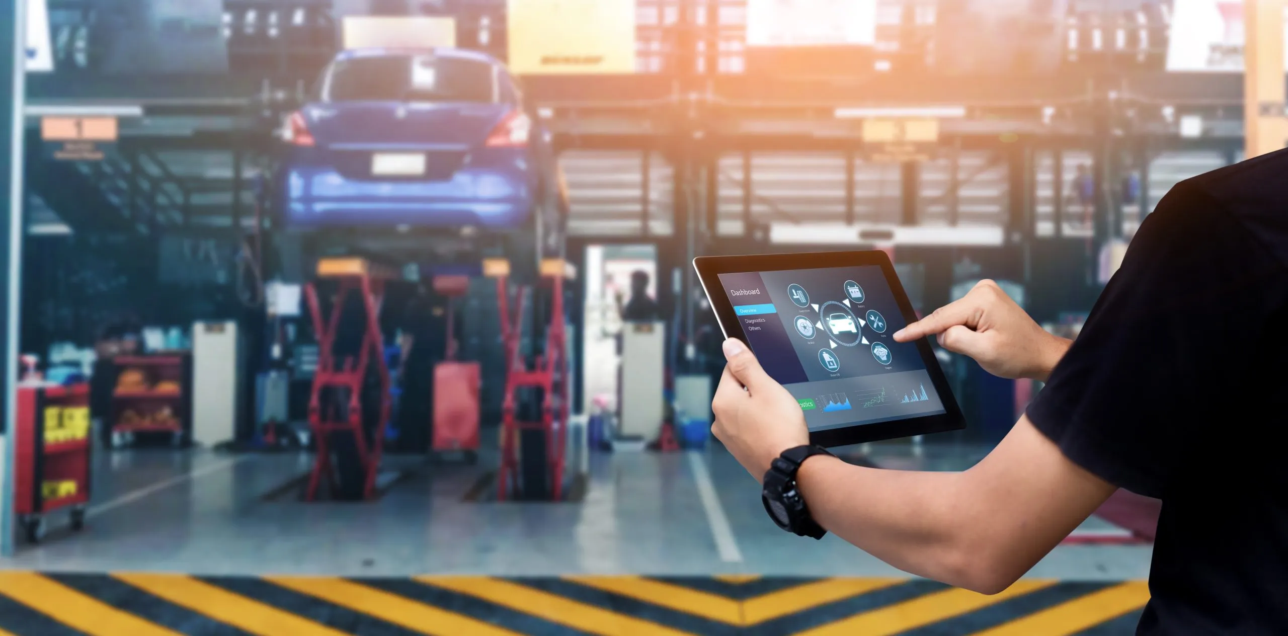 How Omnichannel Automotive Retail Improves Conversion Across Online and Offline Touchpoints Automotive-omnichannel-retail-expansion-strategy-scaled