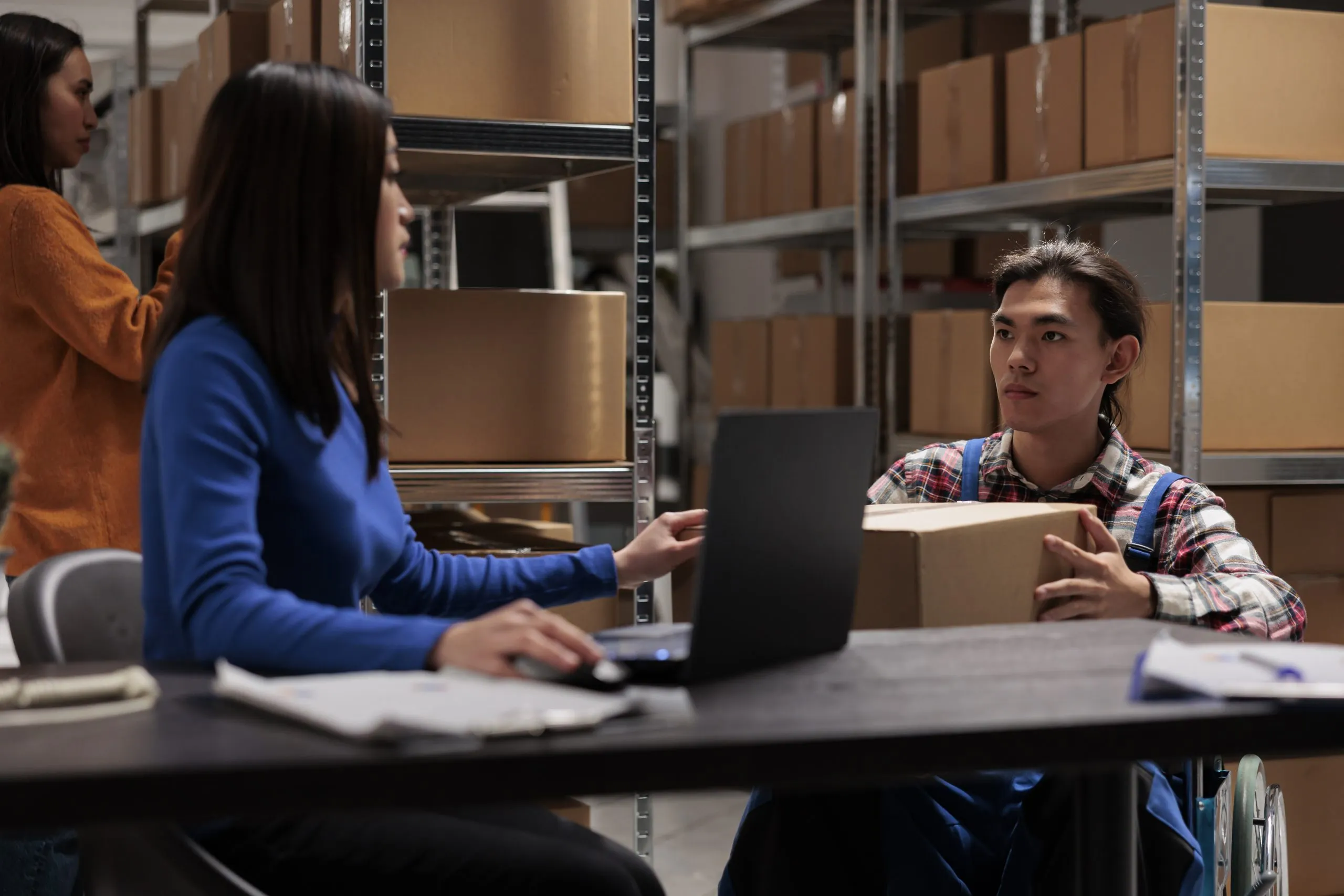How Logistics Providers Win Enterprise Clients in Markets Driven by Service Reliability and Scale Logistics-client-acquisition-strategy-scaled