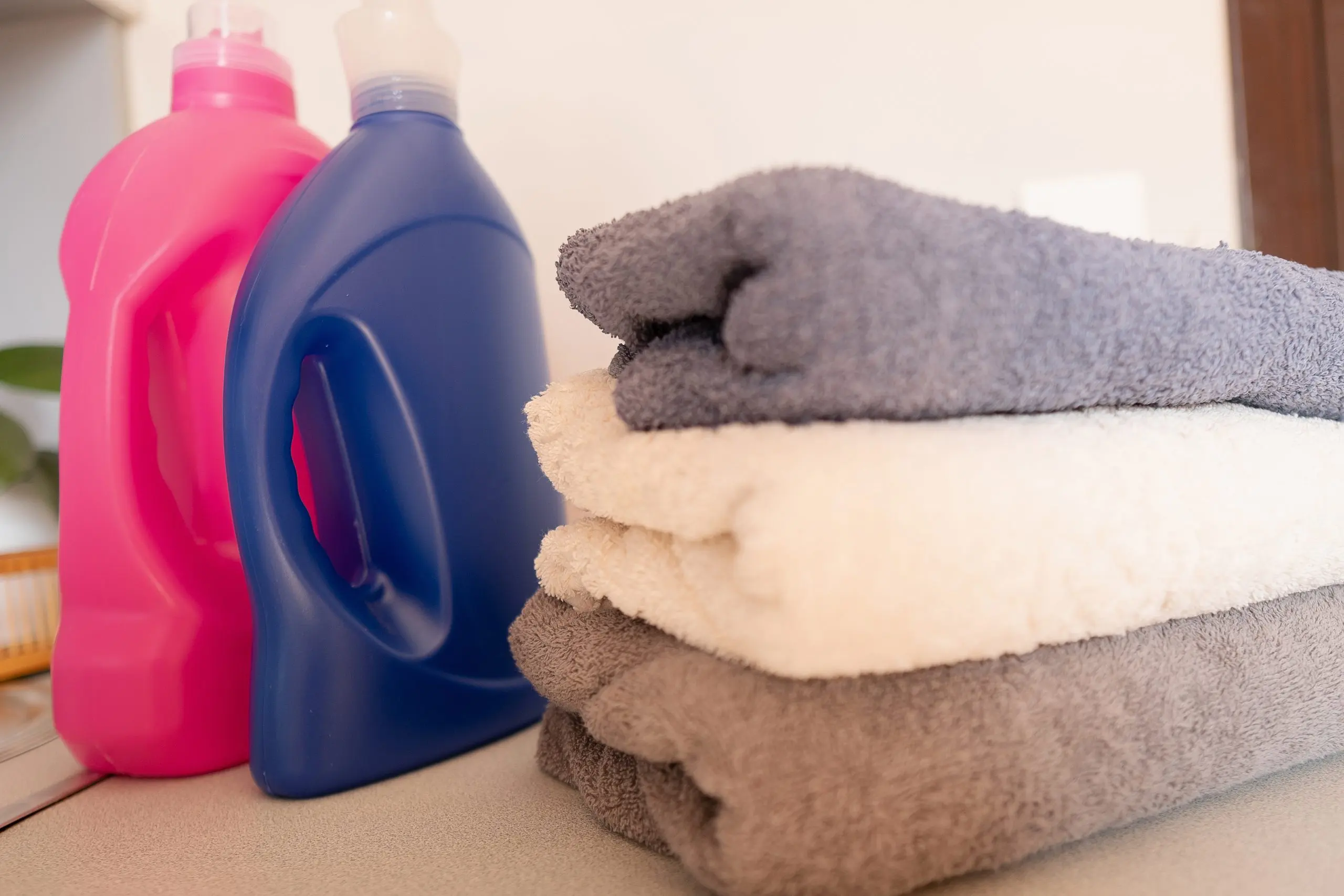UAE Fabric Softeners and Conditioners Market from Everyday Softness to Premium Laundry Experiences Driven by 6.2% CAGR Growth clean-laundry-folded-washing-machine-smelling-fresh-wash-with-detergent-scaled