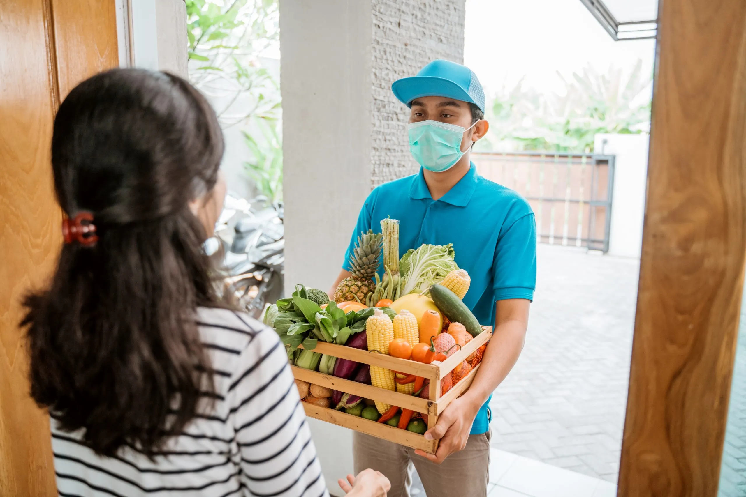 Philippines Online Grocery Delivery Market Accelerates with Over 65 Million Online Shoppers delivery-man-wear-face-mask-delivering-food-scaled