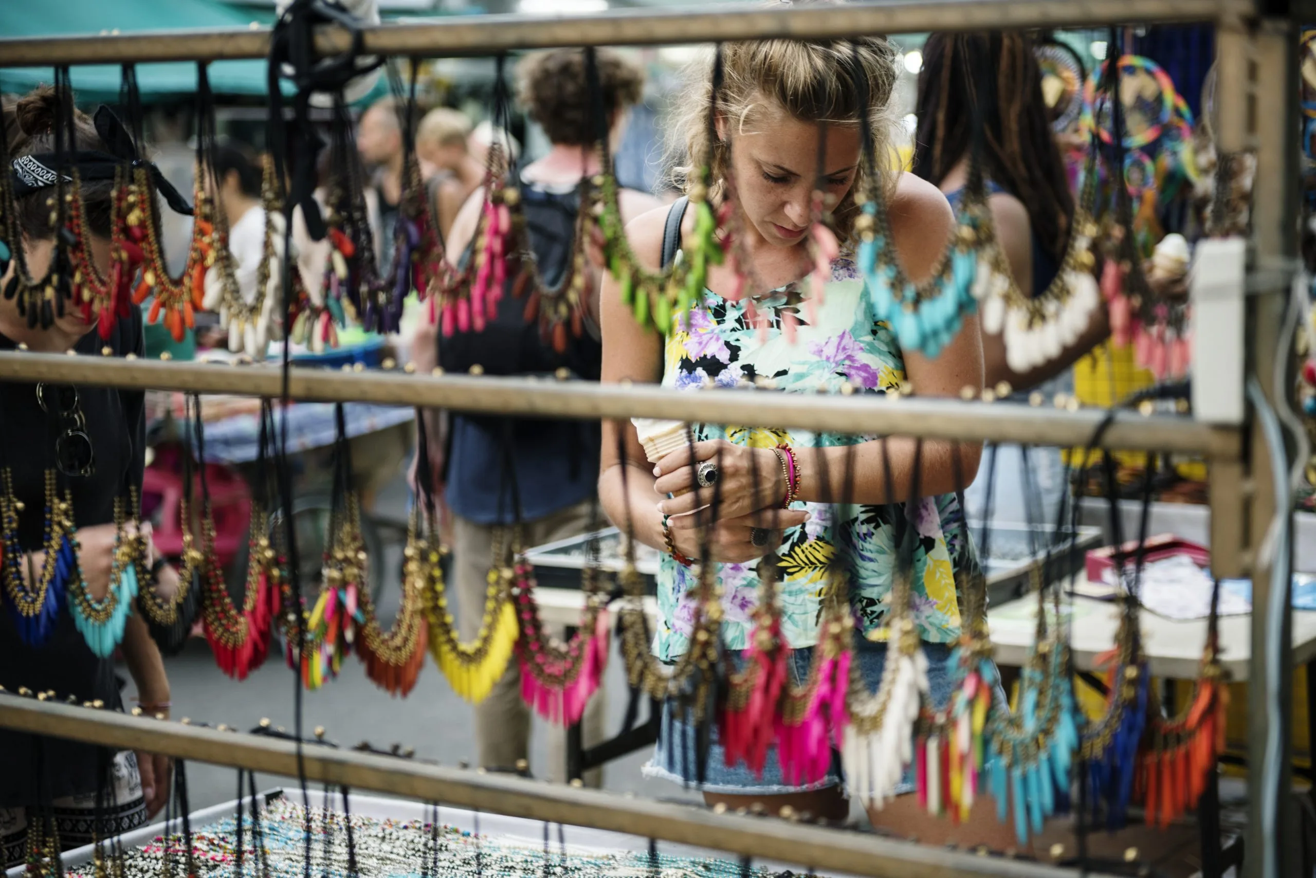 Philippines Fashion Accessories Market Surpasses USD 2.6 Billion with Strong Growth Momentum tourist-choosing-handmade-bracelet-souvenir-scaled
