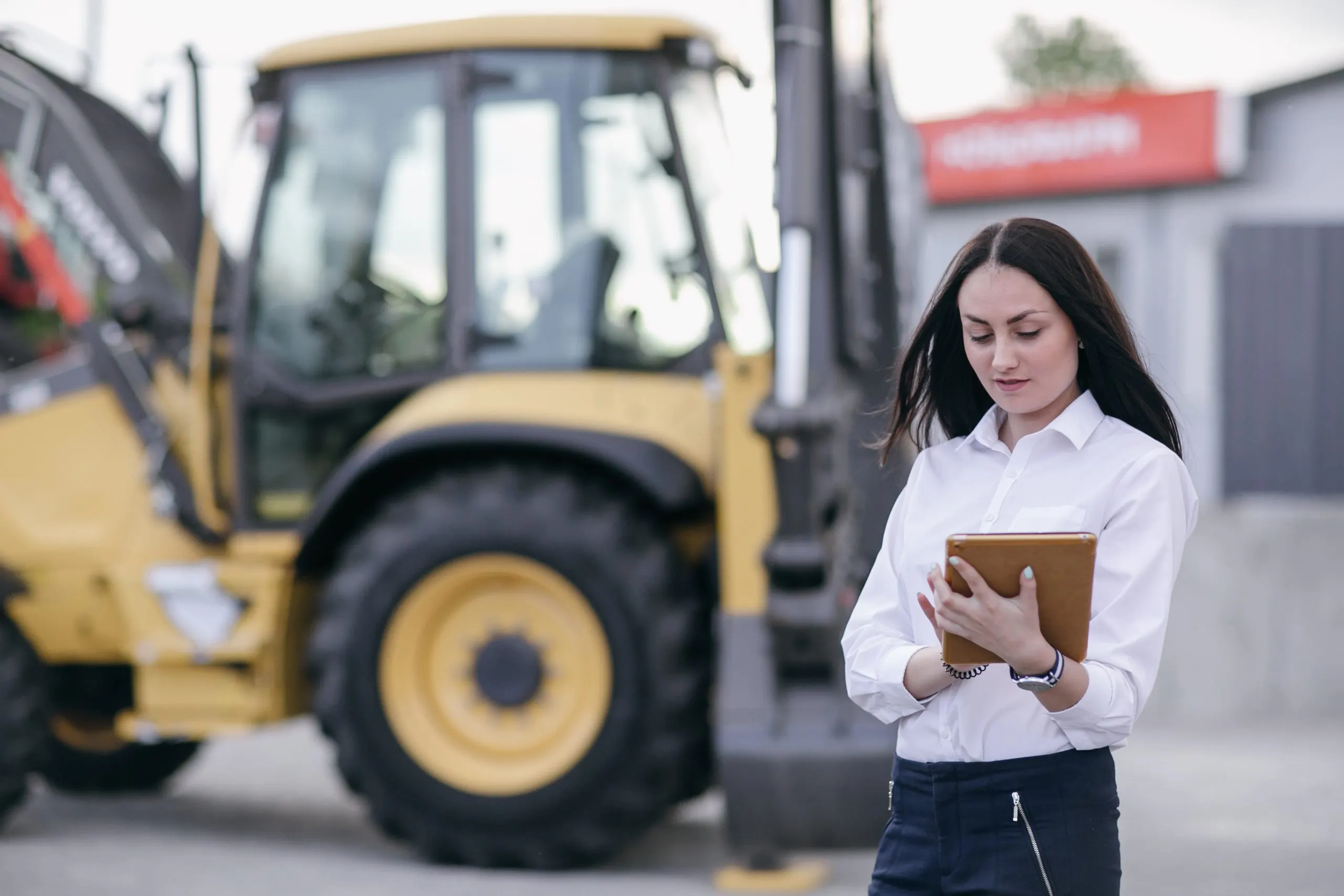 Tractor Markets Grow as Productivity and Labor Efficiency Become Strategic Priorities tractor-market-expansion-strategy-scaled