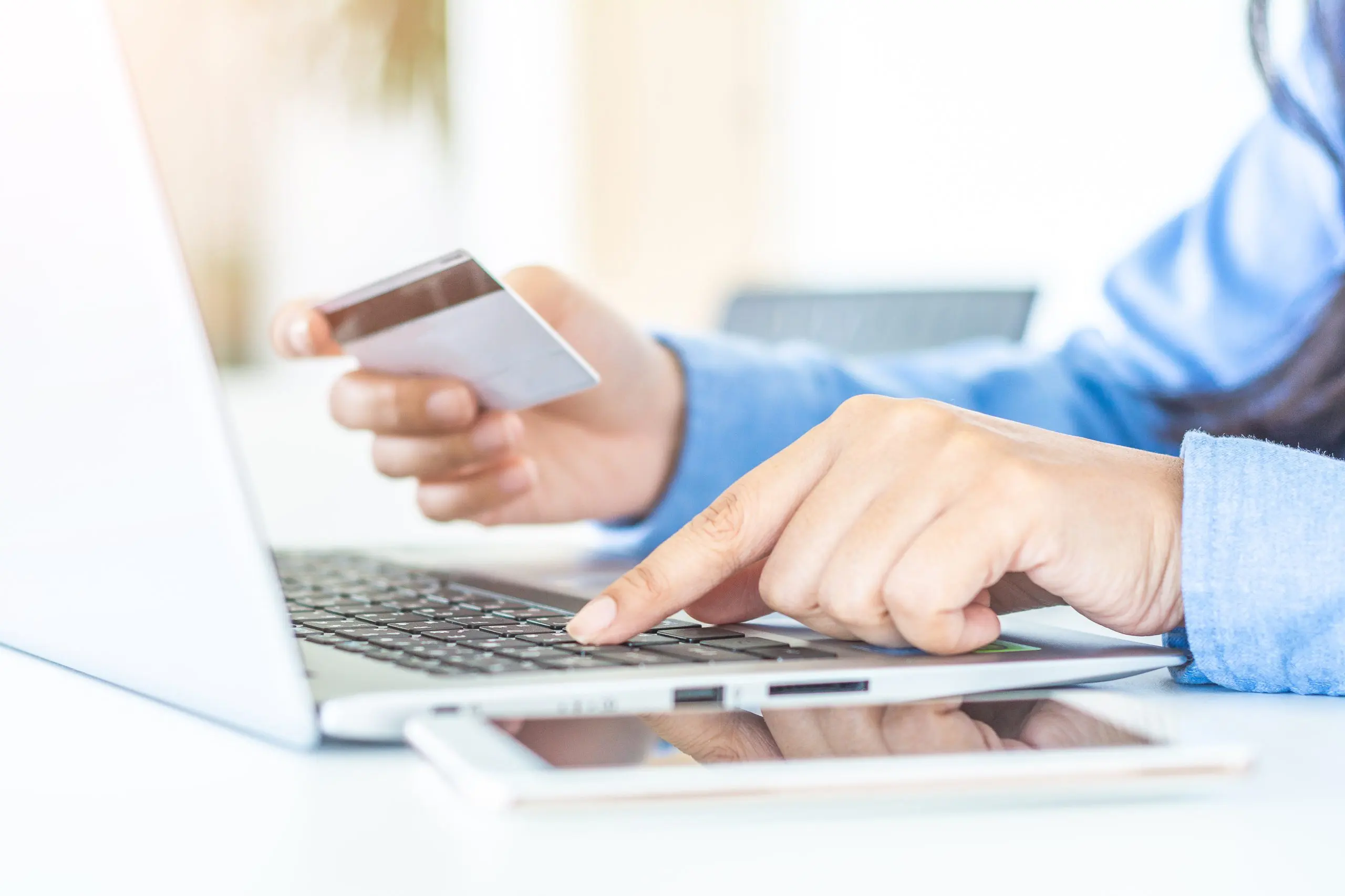 Benchmarking Payment Gateway Fees Across E-commerce and Merchant Ecosystems payment-gateway-pricing-benchmarking-scaled