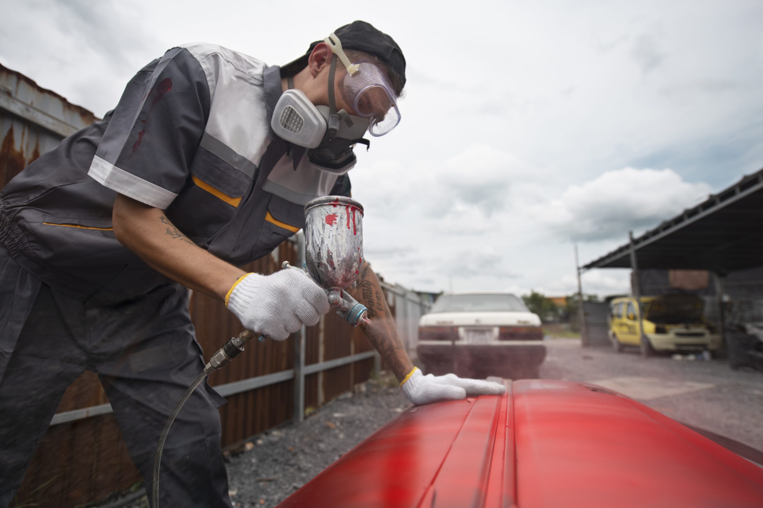 Italy Gelcoat Market Develops Alongside 14.2% European Composite Production and Advanced Manufacturing medium-shot-man-painting-car-door-scaled